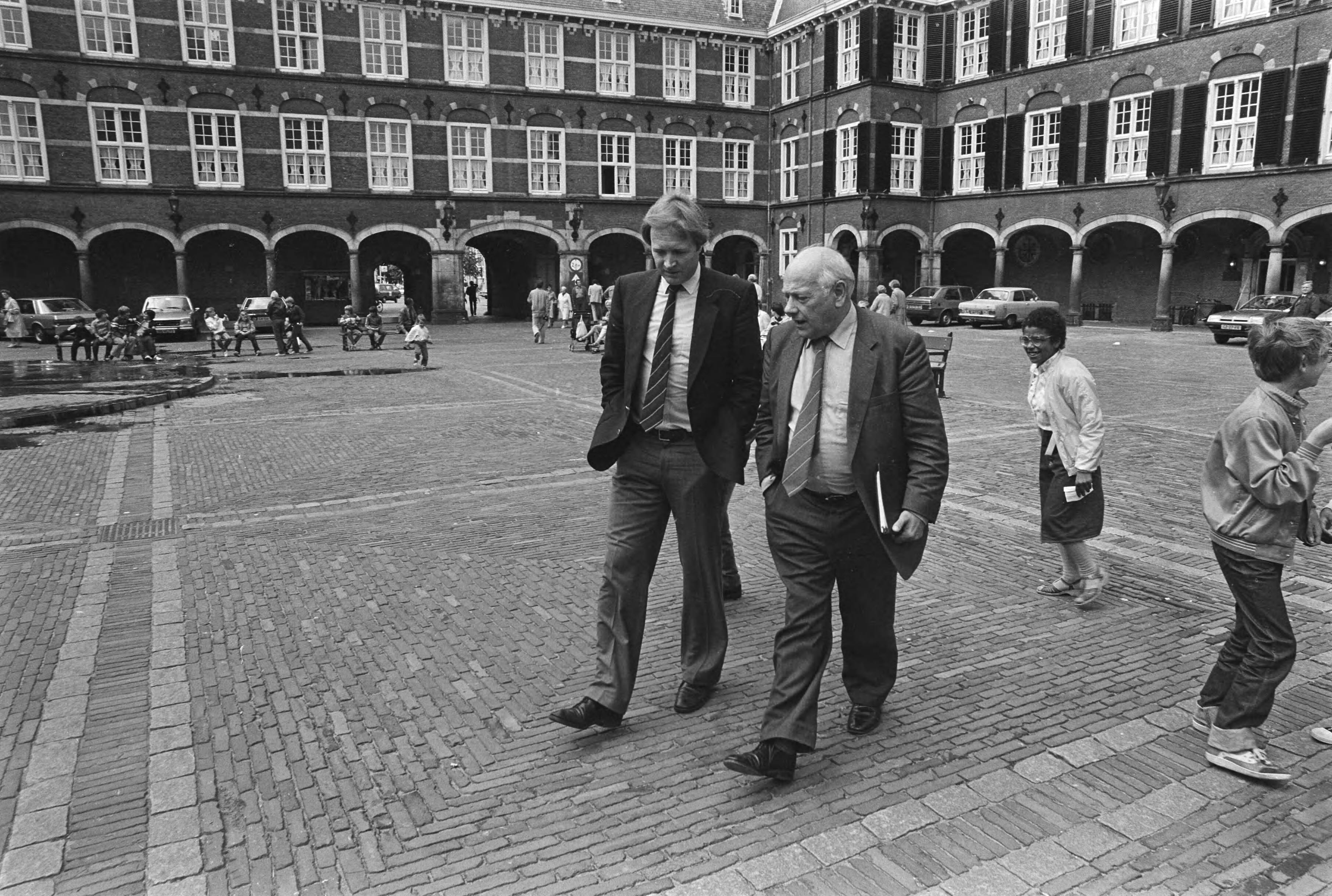 Fotocollectie Anefo — Kabinetsformatie 1981 in Den Haag ; Jan Terlouw (l) en Den Uyl tijdens een wandeling tijdens de lunchpauze — Foto: Dijk, Hans van / Anefo. Licentie: Set B: Rechtenvrij / Publiek Domein. Bron: Nationaal Archief. http://hdl.handle.net/10648/acfde792-d0b4-102d-bcf8-003048976d84