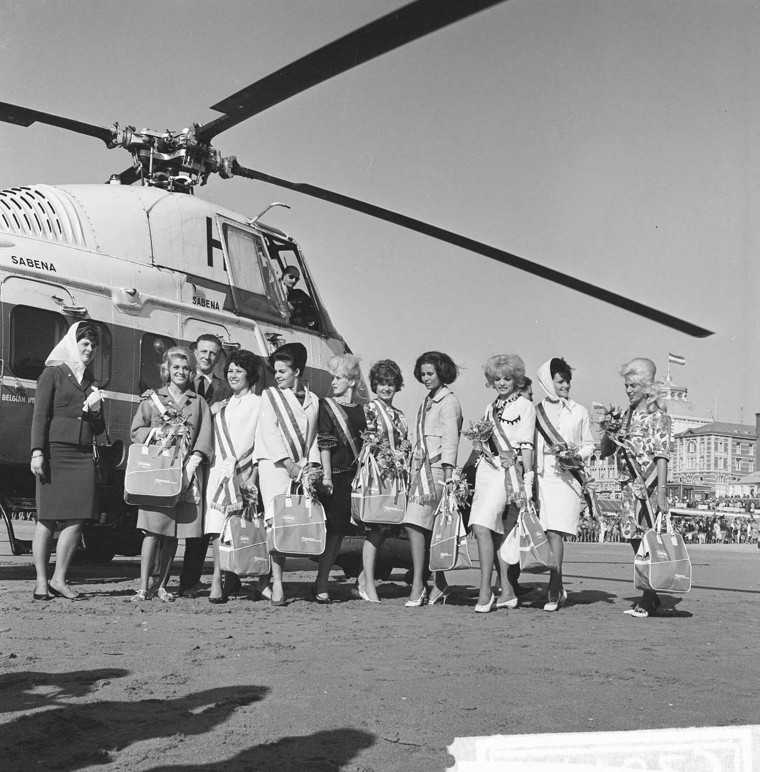 Fotocollectie Anefo — Verkiezing Miss Benelux , aankomst van de missen op het strand van Scheveningen — Foto: Koch, Eric / Anefo. Licentie: Set B: Rechtenvrij / Publiek Domein. Bron: Nationaal Archief. http://hdl.handle.net/10648/aa11e65a-d0b4-102d-bcf8-003048976d84