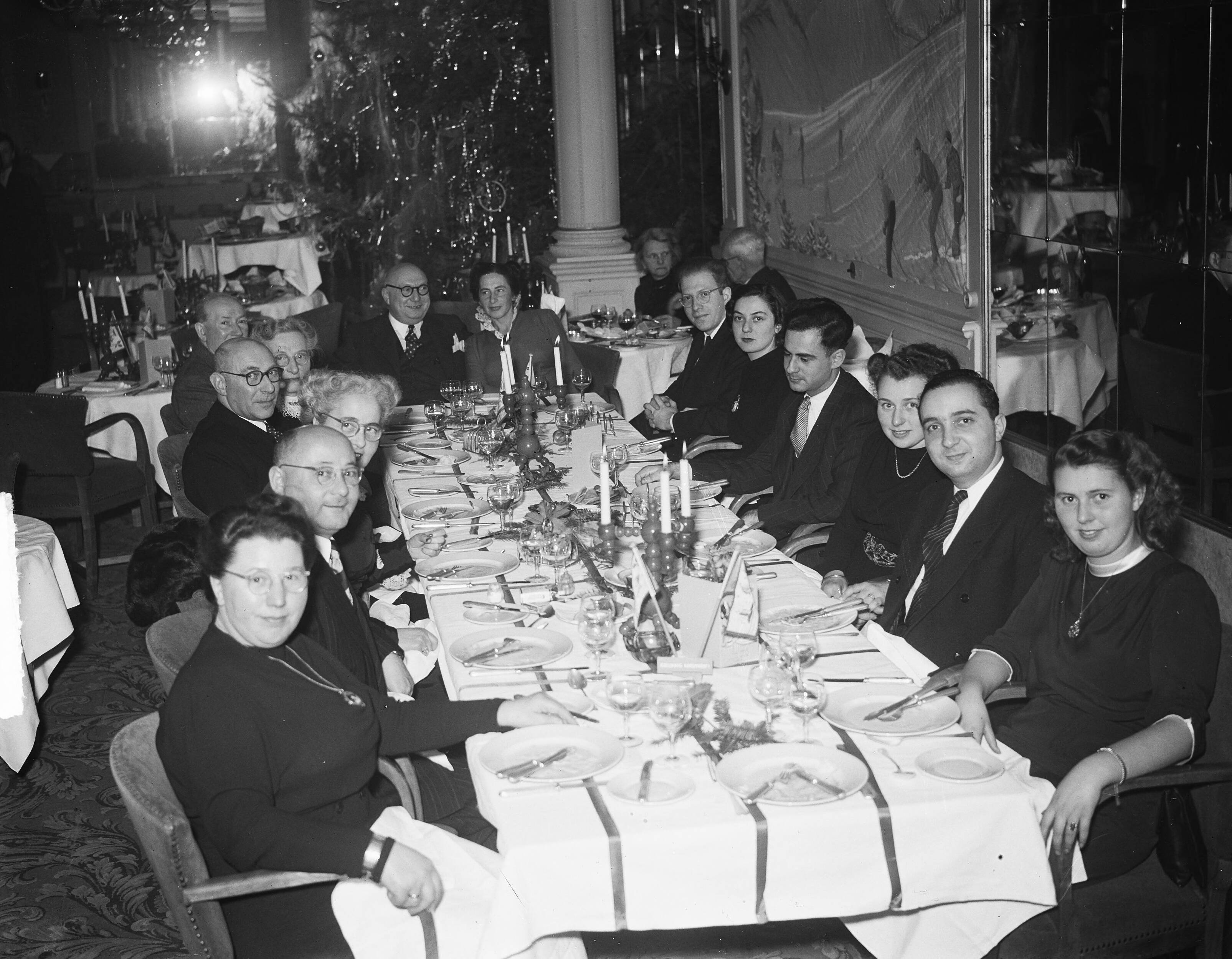 Fotocollectie Anefo — Groepjes in Pays Bas Utrecht. Diner @ — Foto: Averink, […] / Anefo. Licentie: Set B: Rechtenvrij / Publiek Domein. Bron: Nationaal Archief. http://hdl.handle.net/10648/a8c1af10-d0b4-102d-bcf8-003048976d84