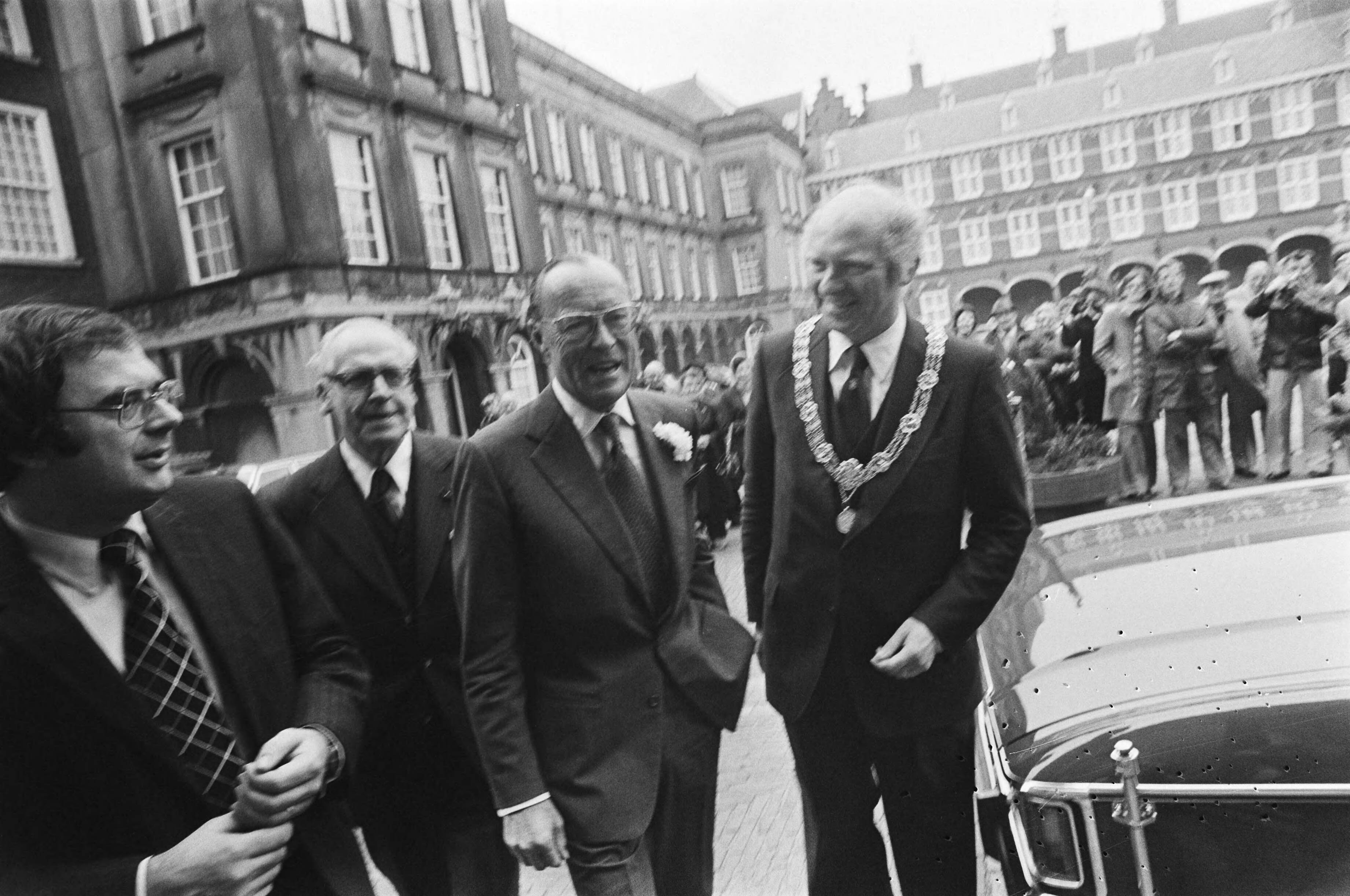 Prins Bernhard bij zitting Internationaal Onderwijs in Den Haag — Prins Bernhard arriveert op het Binnenhof — Foto: Suyk, Koen / Anefo. Licentie: Set B: Rechtenvrij / Publiek Domein. Bron: Nationaal Archief. http://hdl.handle.net/10648/ac9a7d38-d0b4-102d-bcf8-003048976d84