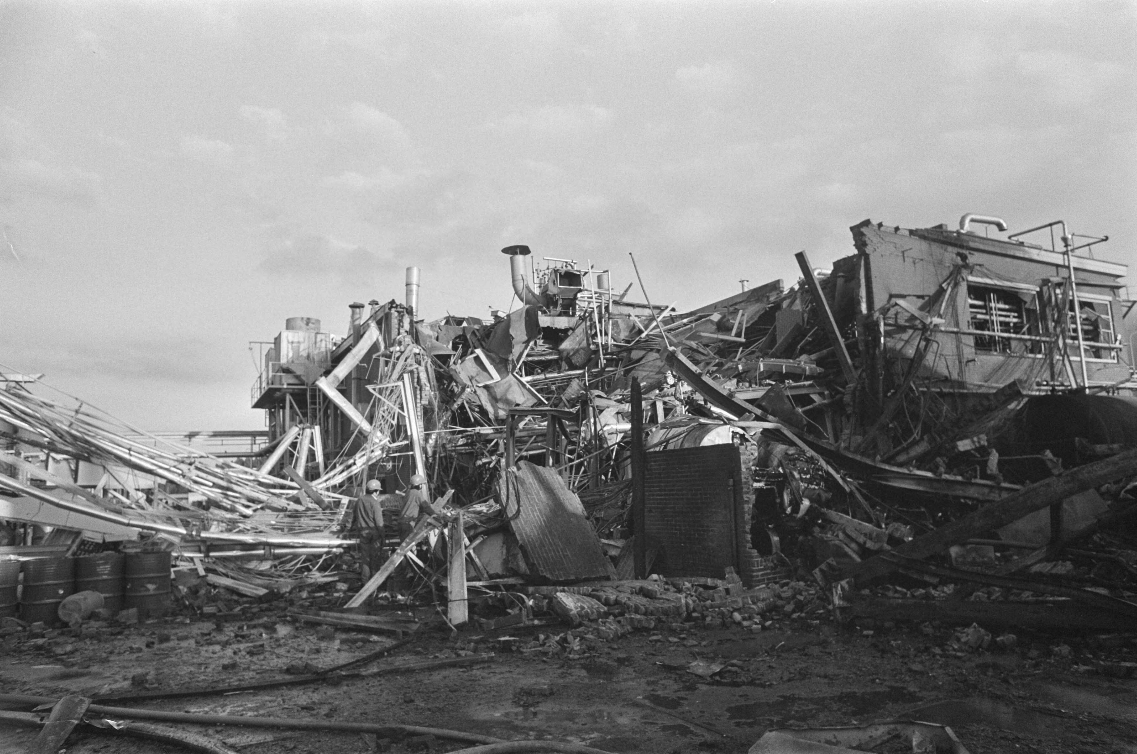 Fotocollectie Anefo — Ontploffing bij AKZO-chemie in Deventer; puinkoper op AKZO-terrein — Foto: Mieremet, Rob / Anefo. Licentie: Set B: Rechtenvrij / Publiek Domein. Bron: Nationaal Archief. http://hdl.handle.net/10648/ac5109aa-d0b4-102d-bcf8-003048976d84