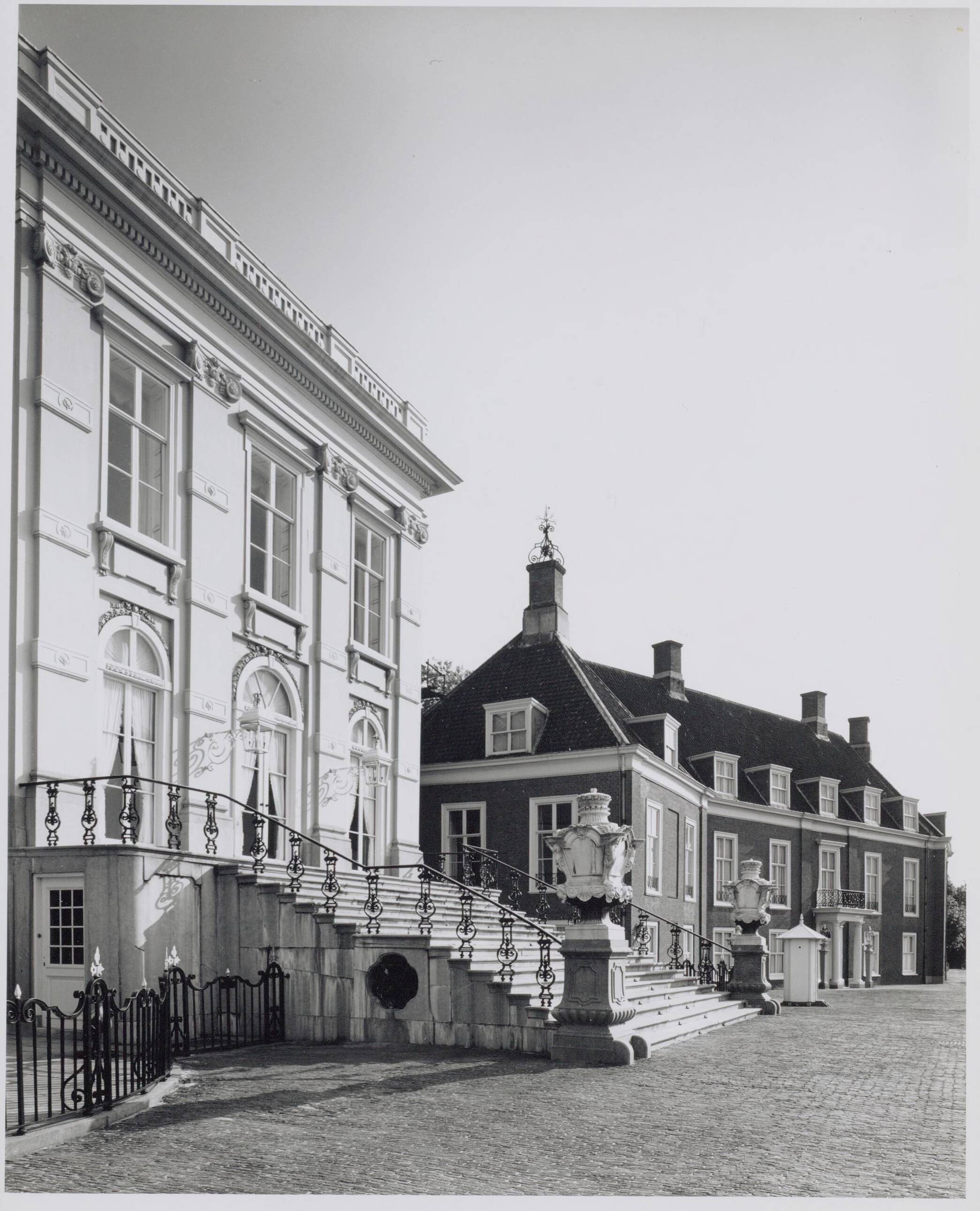 Paleis Huis ten Bosch te Den Haag — Exterieur — Foto: Hofmeester, Bart / RVD. Licentie: Set B: Rechtenvrij / Publiek Domein. Bron: Nationaal Archief. http://hdl.handle.net/10648/afa911ce-d0b4-102d-bcf8-003048976d84