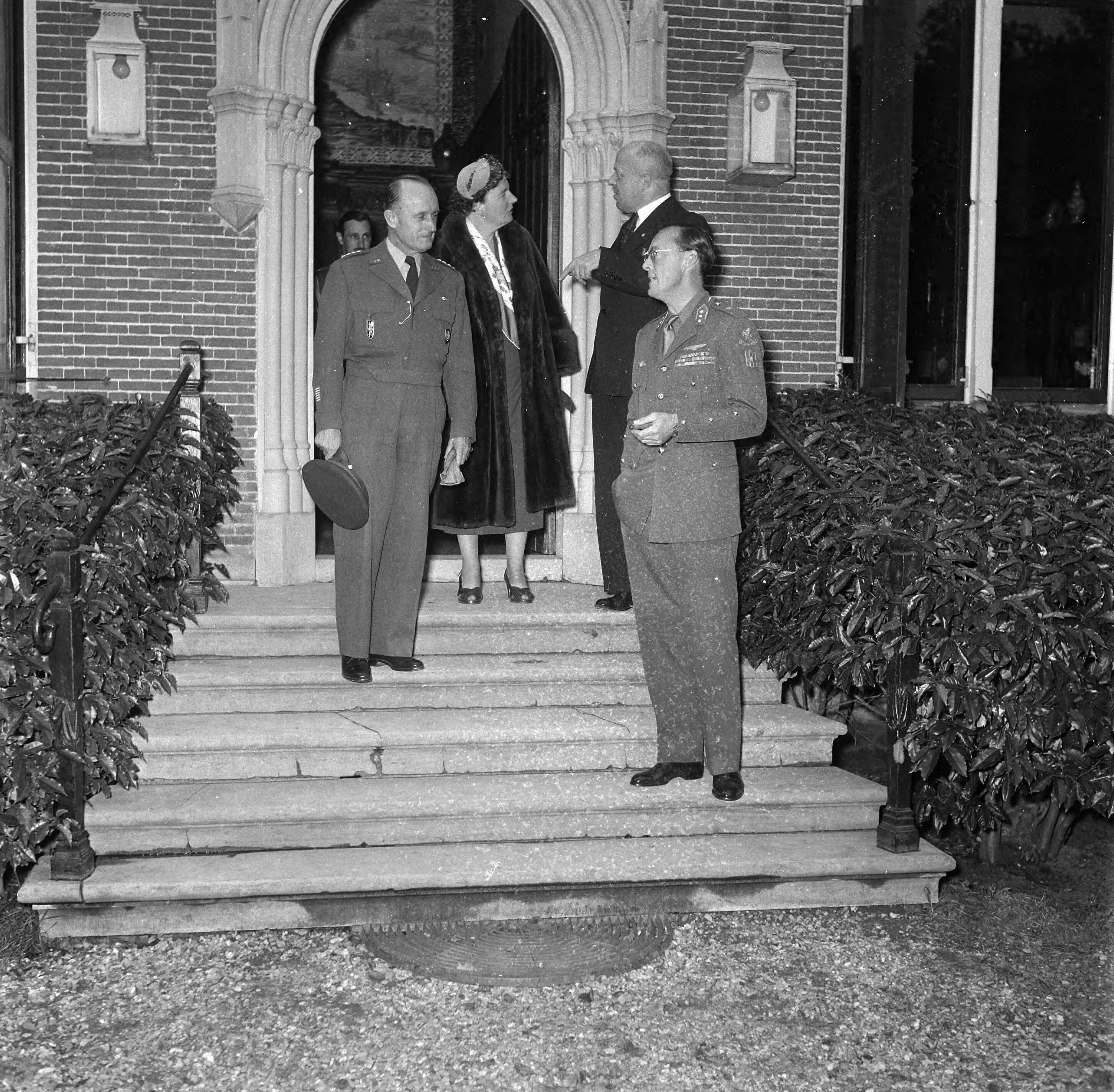 Koningin Juliana en prins Bernhard hebben de Amerikaanse generaal A. Gruenther op het buiten Raaphorst [Raephorst] te Wassenaar ontvangen — Foto: Noske, J.D. / Anefo. — Licentie: Set B: Rechtenvrij / Publiek Domein. Bron: Nationaal Archief. http://hdl.handle.net/10648/a9155886-d0b4-102d-bcf8-003048976d84