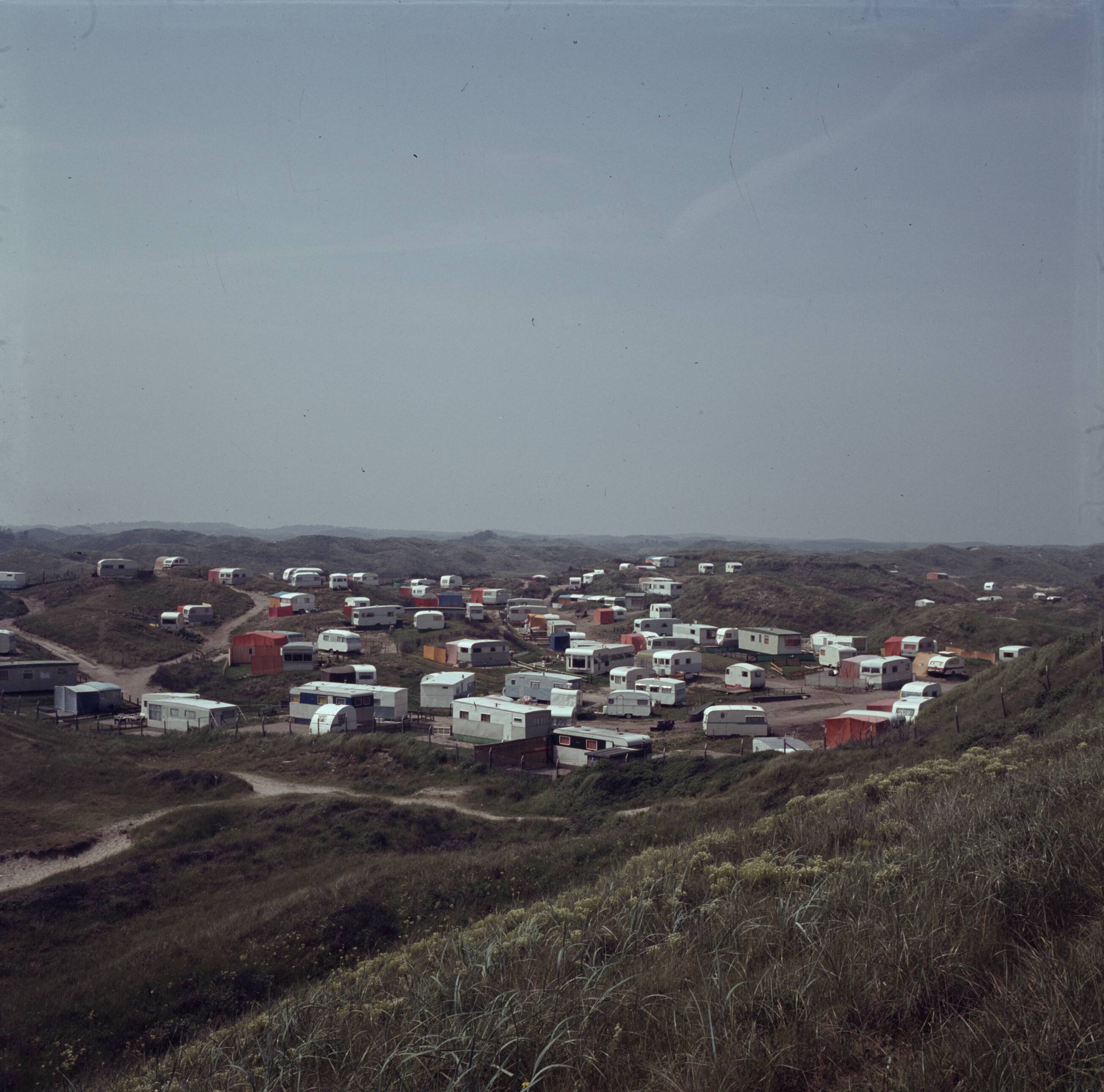 Reportage Nederland — Camping bij Zandvoort — Foto: Poll, Willem van de. Licentie: Set B: Rechtenvrij / Publiek Domein. Bron: Nationaal Archief. http://hdl.handle.net/10648/aeef485c-d0b4-102d-bcf8-003048976d84