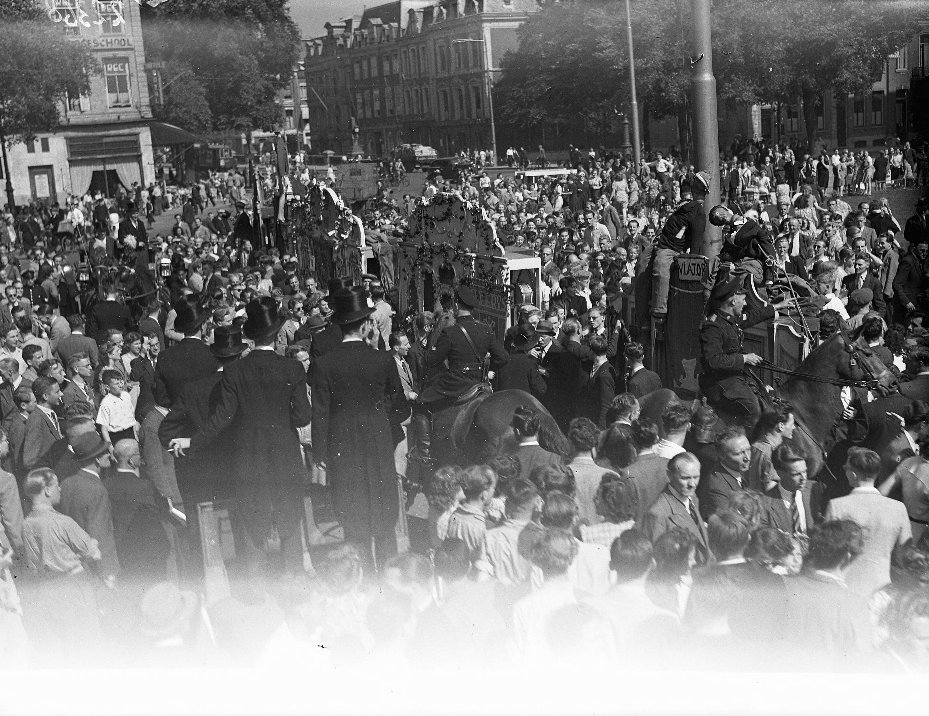 Fotocollectie Anefo — Draaiorgelfeest in Amsterdam [t.g.v. lustrumviering Amsterdamse universiteit] — Foto: Noske, J.D. / Anefo. Licentie: Set B: Rechtenvrij / Publiek Domein. Bron: Nationaal Archief. http://hdl.handle.net/10648/a8a9e52e-d0b4-102d-bcf8-003048976d84
