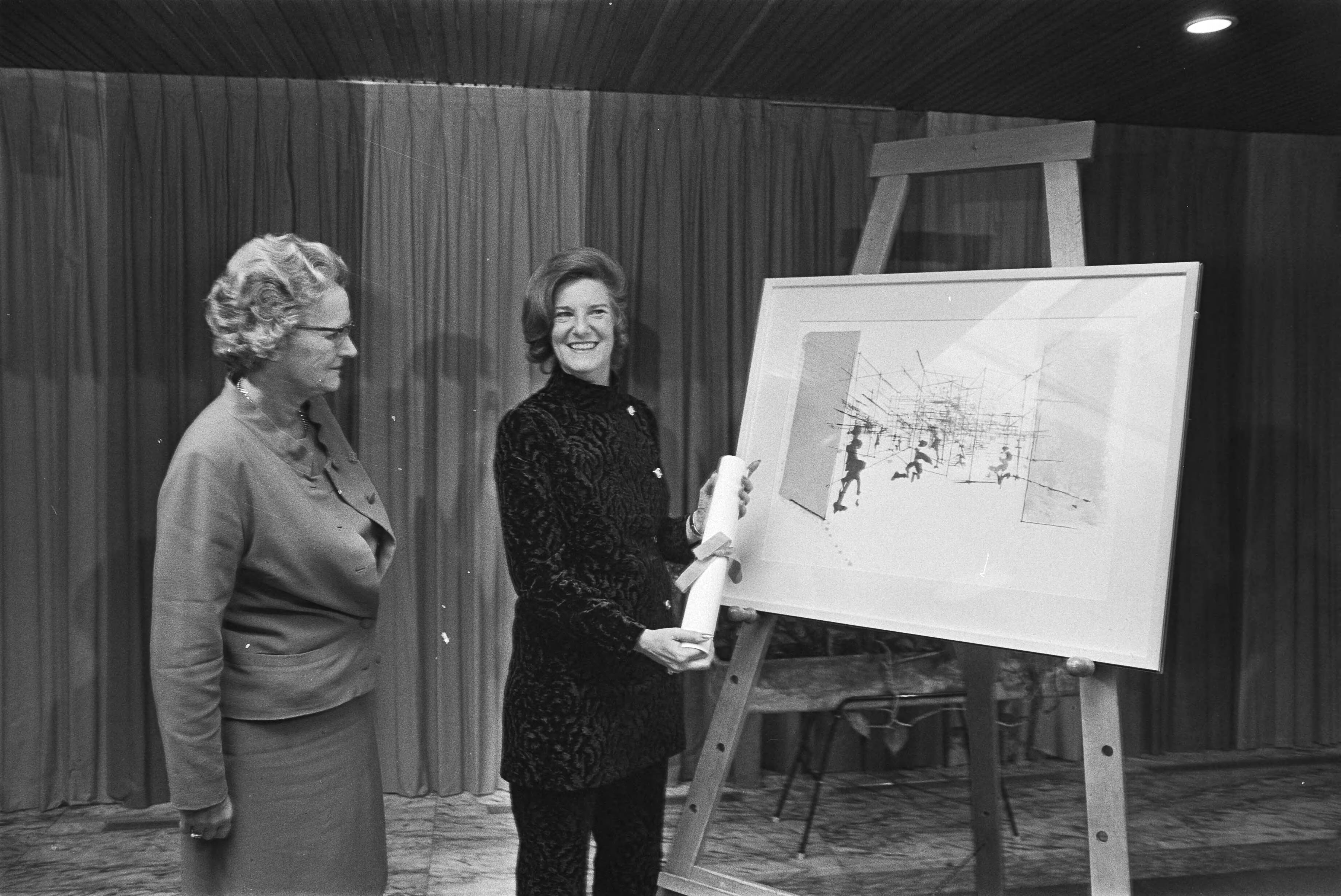 Fotocollectie Anefo — Minister Klompé reikt de Staatsprijs voor Kinder- en Jeugdliteratuur uit aan Miep Diekmann (rechts) op het ministerie van CRM te Rijswijk — Foto: Verhoeff, Bert / Anefo. Licentie: Set B: Rechtenvrij / Publiek Domein. Bron: Nationaal Archief. http://hdl.handle.net/10648/aba8ff08-d0b4-102d-bcf8-003048976d84