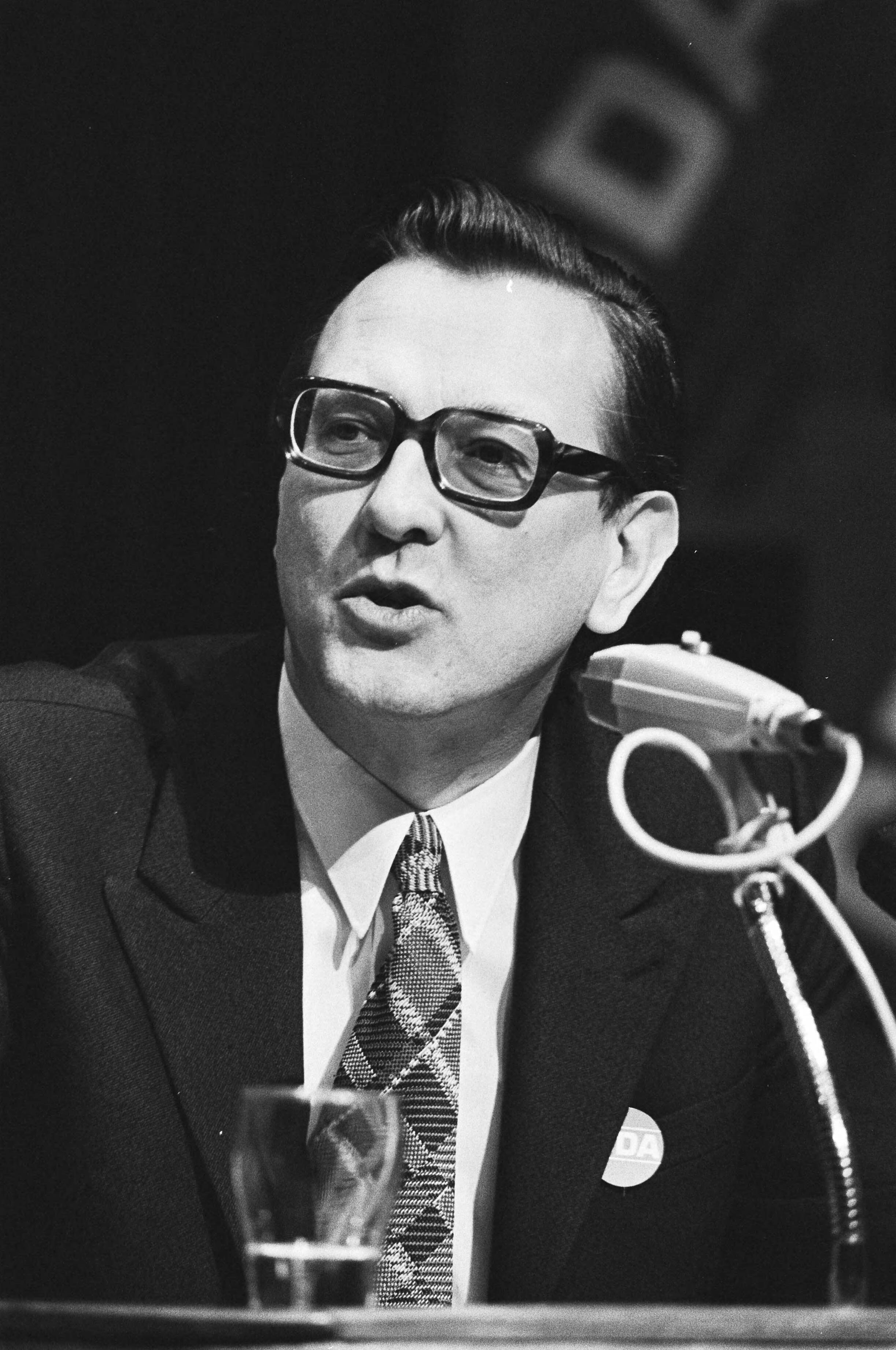 Fotocollectie Anefo — CDA-congres in Den Haag (1e dag); prof. Goudzwaard spreekt, kop — Foto: Verhoeff, Bert / Anefo. Licentie: Set B: Rechtenvrij / Publiek Domein. Bron: Nationaal Archief. http://hdl.handle.net/10648/ac91b78e-d0b4-102d-bcf8-003048976d84