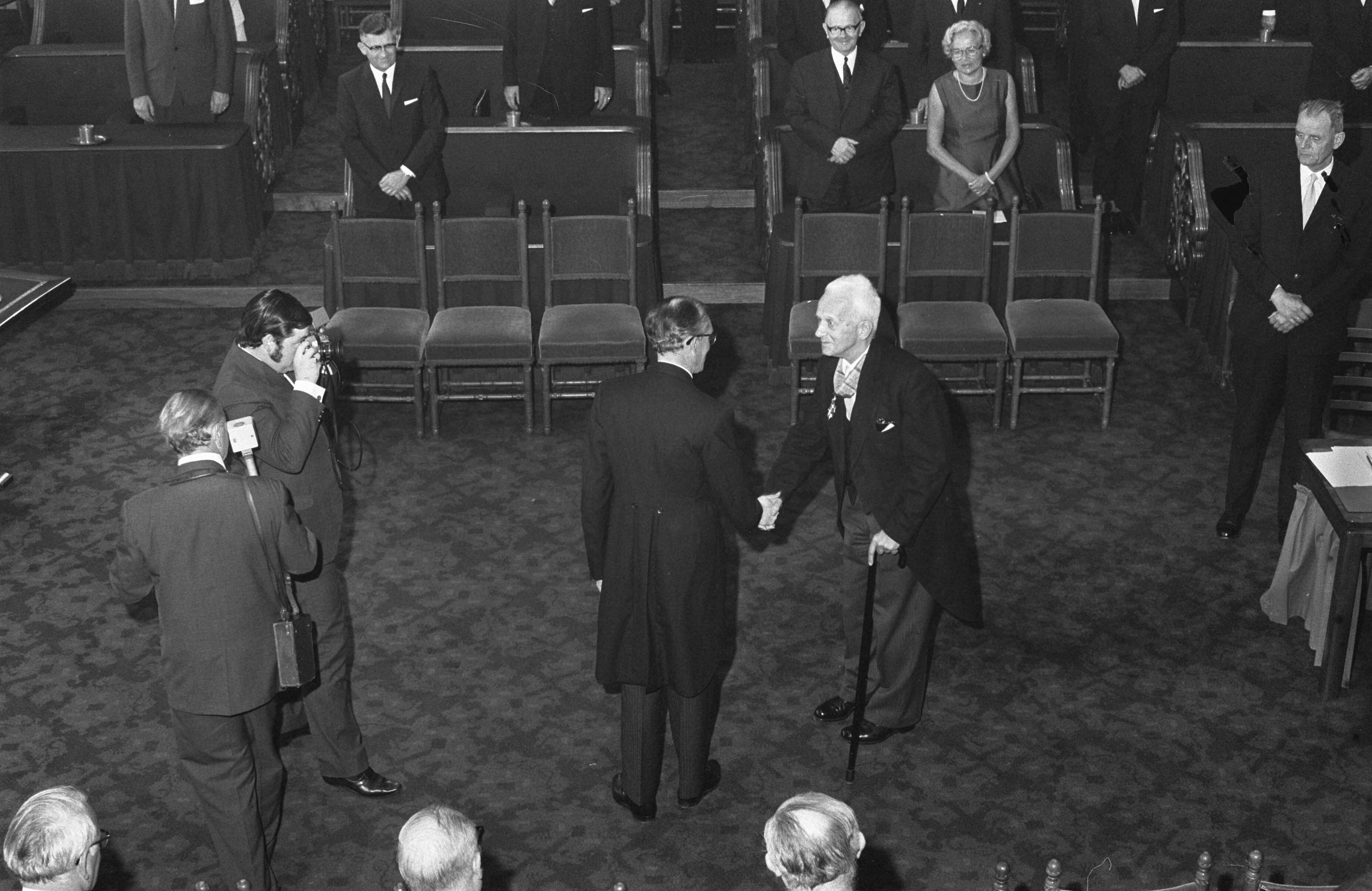 Fotocollectie Anefo — Sluitingszitting Staten Generaal , Den Haag : Prof. Mazure , voorz. I Kamer, krijgt Koninklijke onderscheiding omgehangen door Minister Witteveen — Foto: Verhoeff, Bert / Anefo. Licentie: Set B: Rechtenvrij / Publiek Domein. Bron: Nationaal Archief. http://hdl.handle.net/10648/ab796d74-d0b4-102d-bcf8-003048976d84