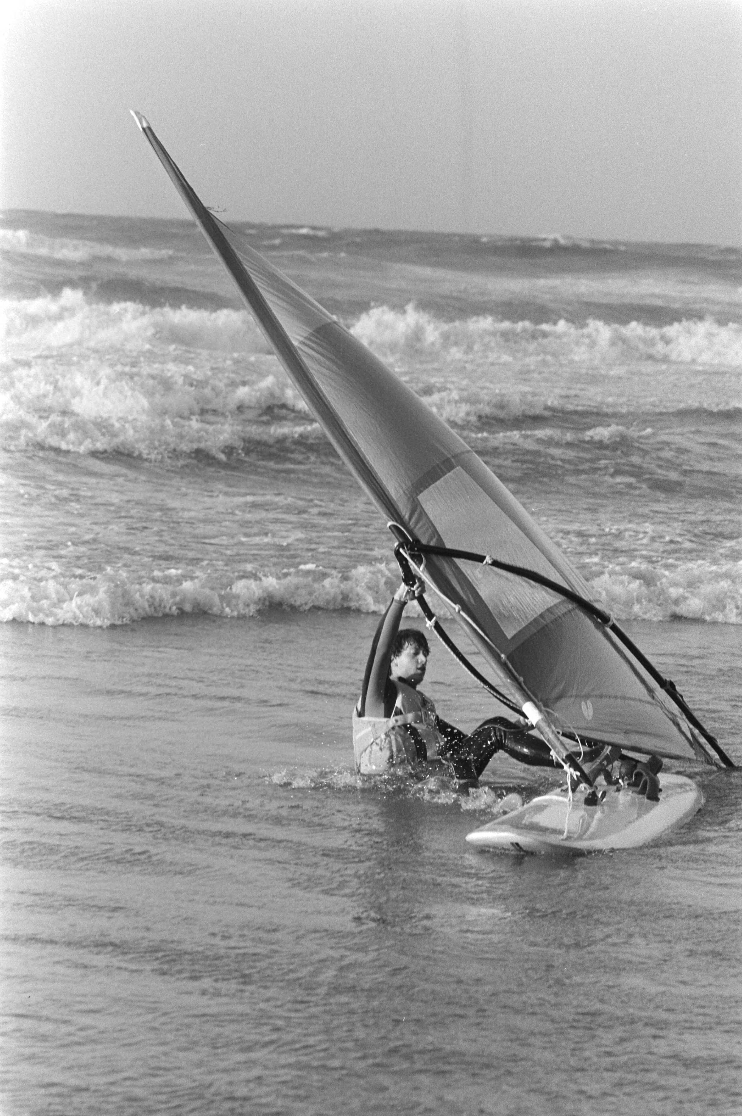 Fotocollectie Anefo — Ondanks de harde tot stormachtige wind waren er nog vrij veel wandelaars op de boulevard van Scheveningen — Foto: Antonisse, Marcel / Anefo. Licentie: Set B: Rechtenvrij / Publiek Domein. Bron: Nationaal Archief. http://hdl.handle.net/10648/acf17930-d0b4-102d-bcf8-003048976d84