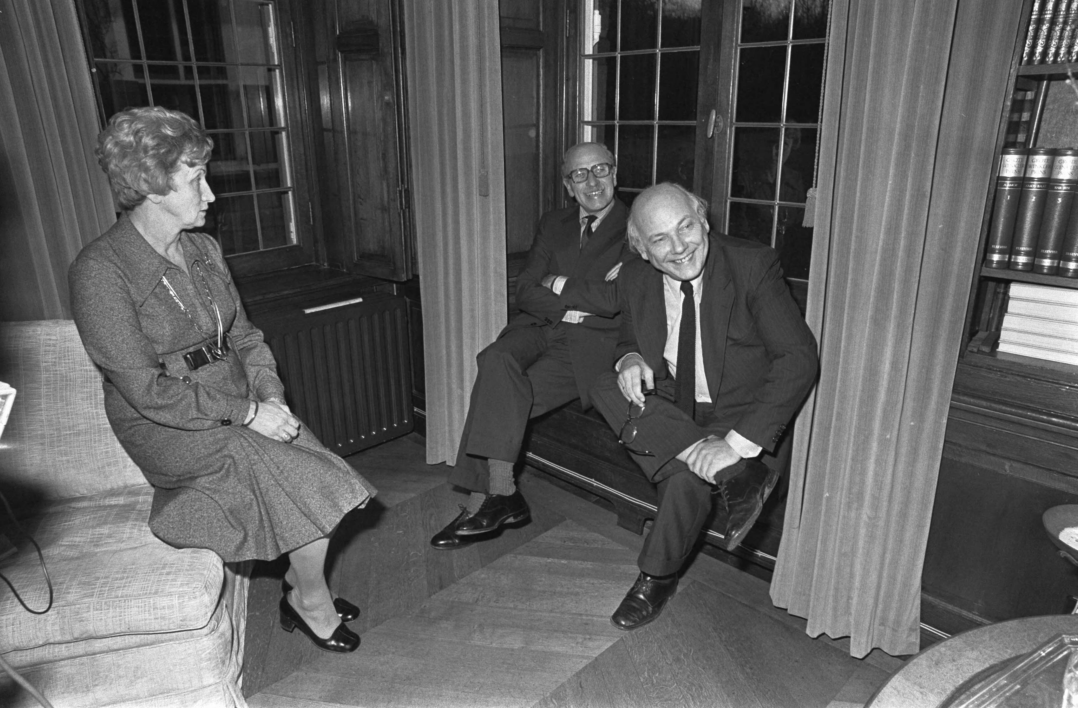 Fotocollectie Anefo — Premier Den Uyl installeert Nederlandse Commissie voor het Int. Jaar van de Vrouw in Catshuis in Den Haag — Foto: Mieremet, Rob / Anefo. Licentie: Set B: Rechtenvrij / Publiek Domein. Bron: Nationaal Archief. http://hdl.handle.net/10648/ac5a45e2-d0b4-102d-bcf8-003048976d84