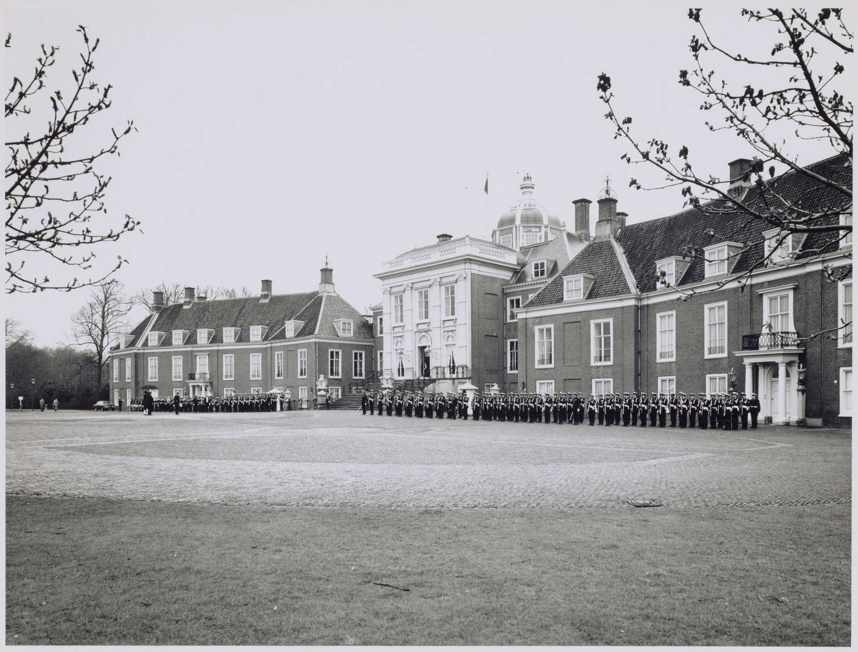Paleis Huis ten Bosch te Den Haag — Exterieur — Foto: Hofmeester, Bart / RVD. Licentie: Set B: Rechtenvrij / Publiek Domein. Bron: Nationaal Archief. http://hdl.handle.net/10648/afa91700-d0b4-102d-bcf8-003048976d84