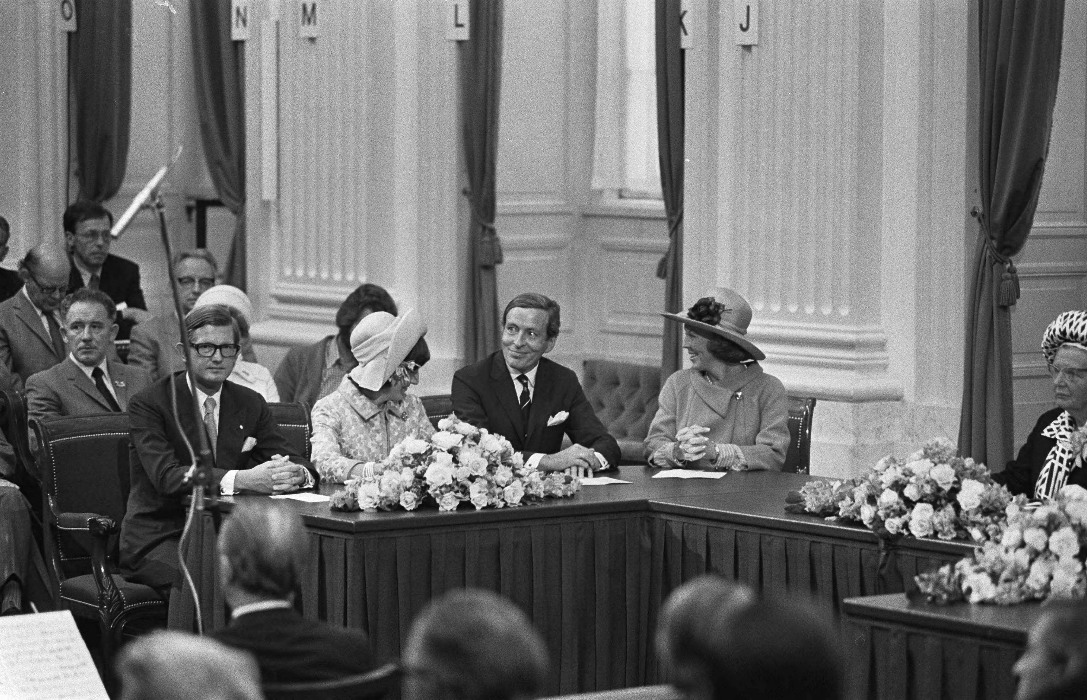 Fotocollectie Anefo — Viering Zilveren Regeringsjubileum van Koningin Juliana in Den Haag , Koninklijke familie in Tweede Kamer — Foto: Mieremet, Rob / Anefo. Licentie: Set B: Rechtenvrij / Publiek Domein. Bron: Nationaal Archief. http://hdl.handle.net/10648/ac364818-d0b4-102d-bcf8-003048976d84