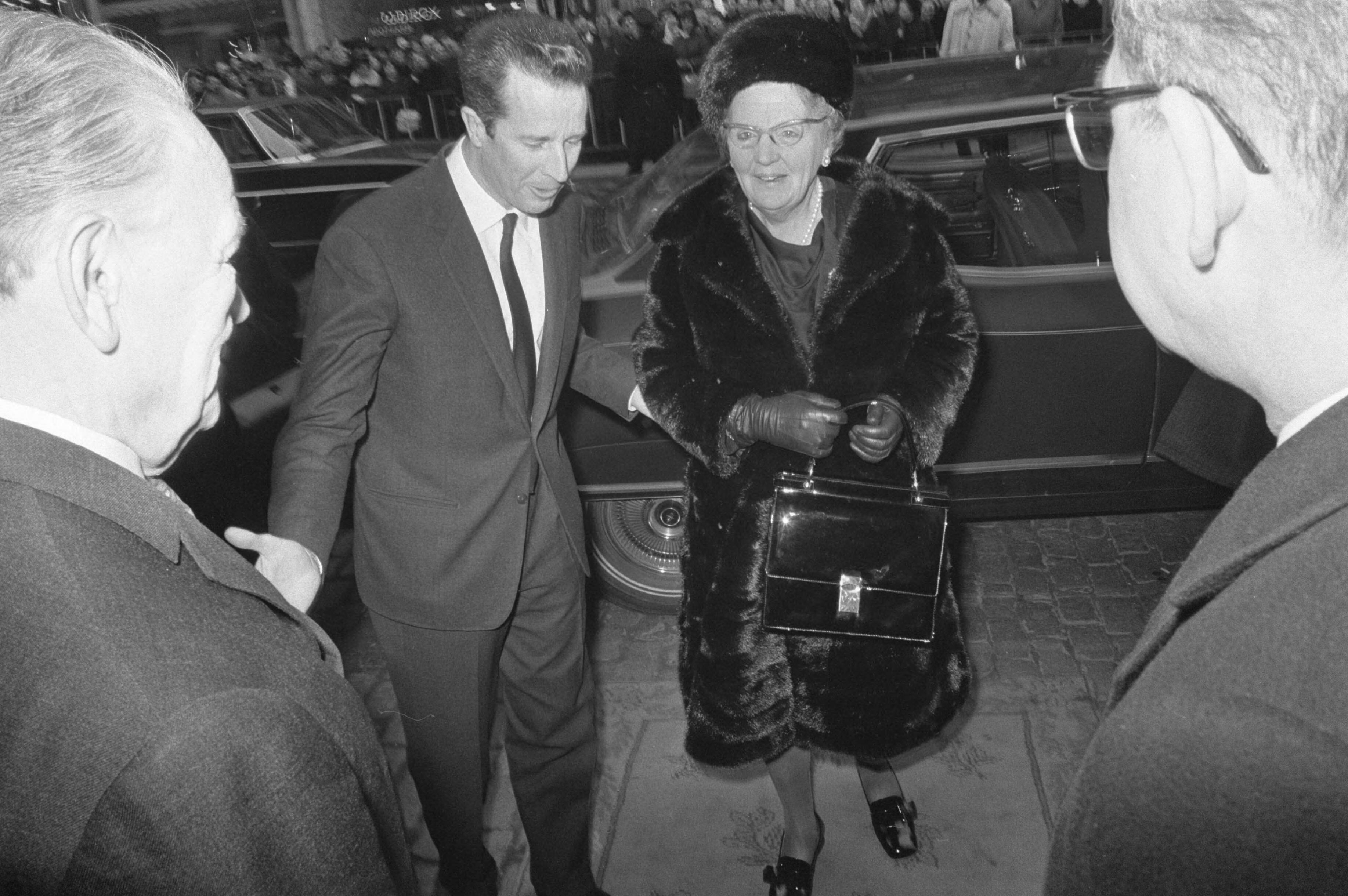 Opening van de E10, de nieuwe snelweg tussen Breda en Antwerpen, door — Koningin Juliana en koning Boudewijn bij aankomst — Foto: Fotograaf Onbekend / Anefo. Licentie: Set B: Rechtenvrij / Publiek Domein. Bron: Nationaal Archief. http://hdl.handle.net/10648/abde59b4-d0b4-102d-bcf8-003048976d84