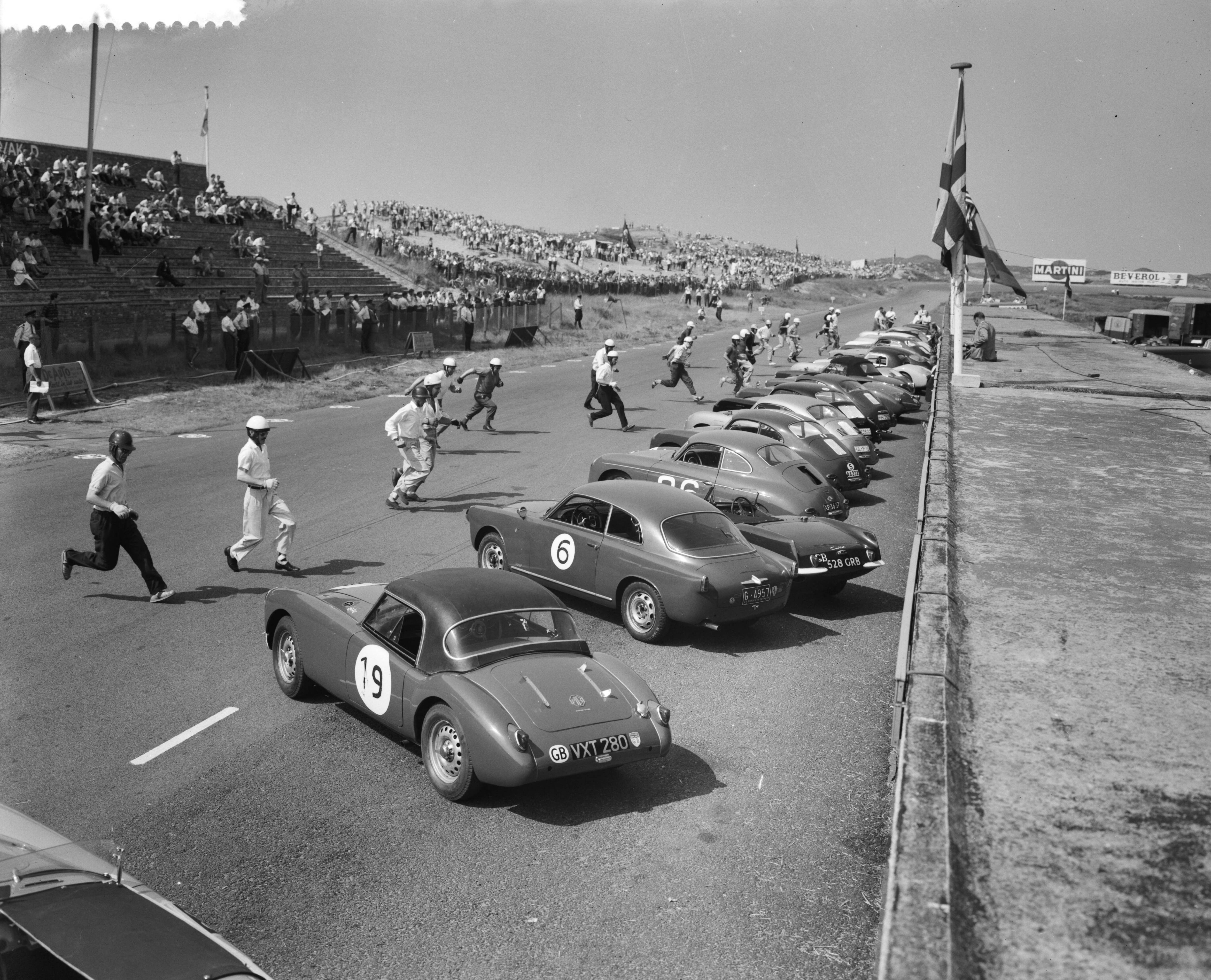 Fotocollectie Anefo — Sportwagenraces op het circuit van Zandvoort. Le Mans start — Foto: Pot, Harry / Anefo. Licentie: Set B: Rechtenvrij / Publiek Domein. Bron: Nationaal Archief. http://hdl.handle.net/10648/a997f34a-d0b4-102d-bcf8-003048976d84