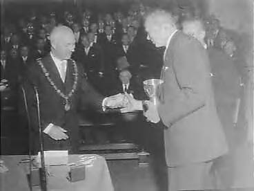 Fotocollectie Anefo — Uitreiking Landjuweelbeker amateurtoneelgezelschap Haarlem / aangetast — Foto: Pot, Harry / Anefo. Licentie: Set B: Rechtenvrij / Publiek Domein. Bron: Nationaal Archief. http://hdl.handle.net/10648/a960d4aa-d0b4-102d-bcf8-003048976d84