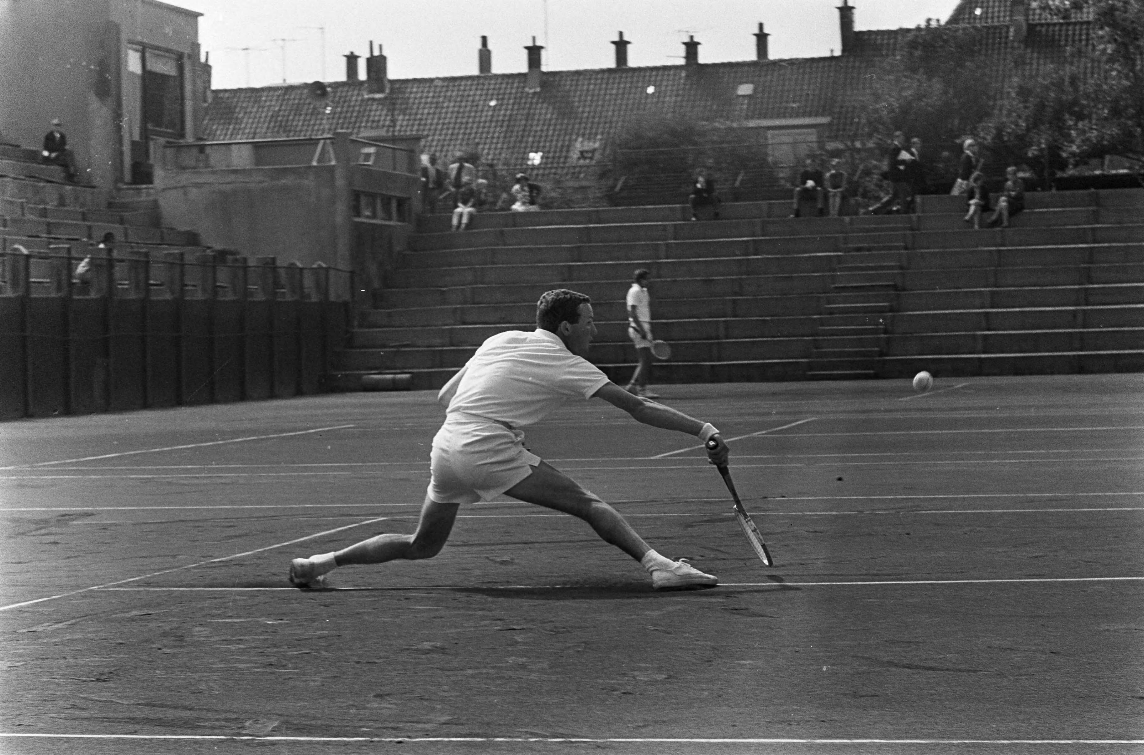 Fotocollectie Anefo — Nederlandse tenniskampioenschappen op de METS-banen. Tom Okker in actie — Foto: Koch, Eric / Anefo. Licentie: Set B: Rechtenvrij / Publiek Domein. Bron: Nationaal Archief. http://hdl.handle.net/10648/aaba4ac0-d0b4-102d-bcf8-003048976d84
