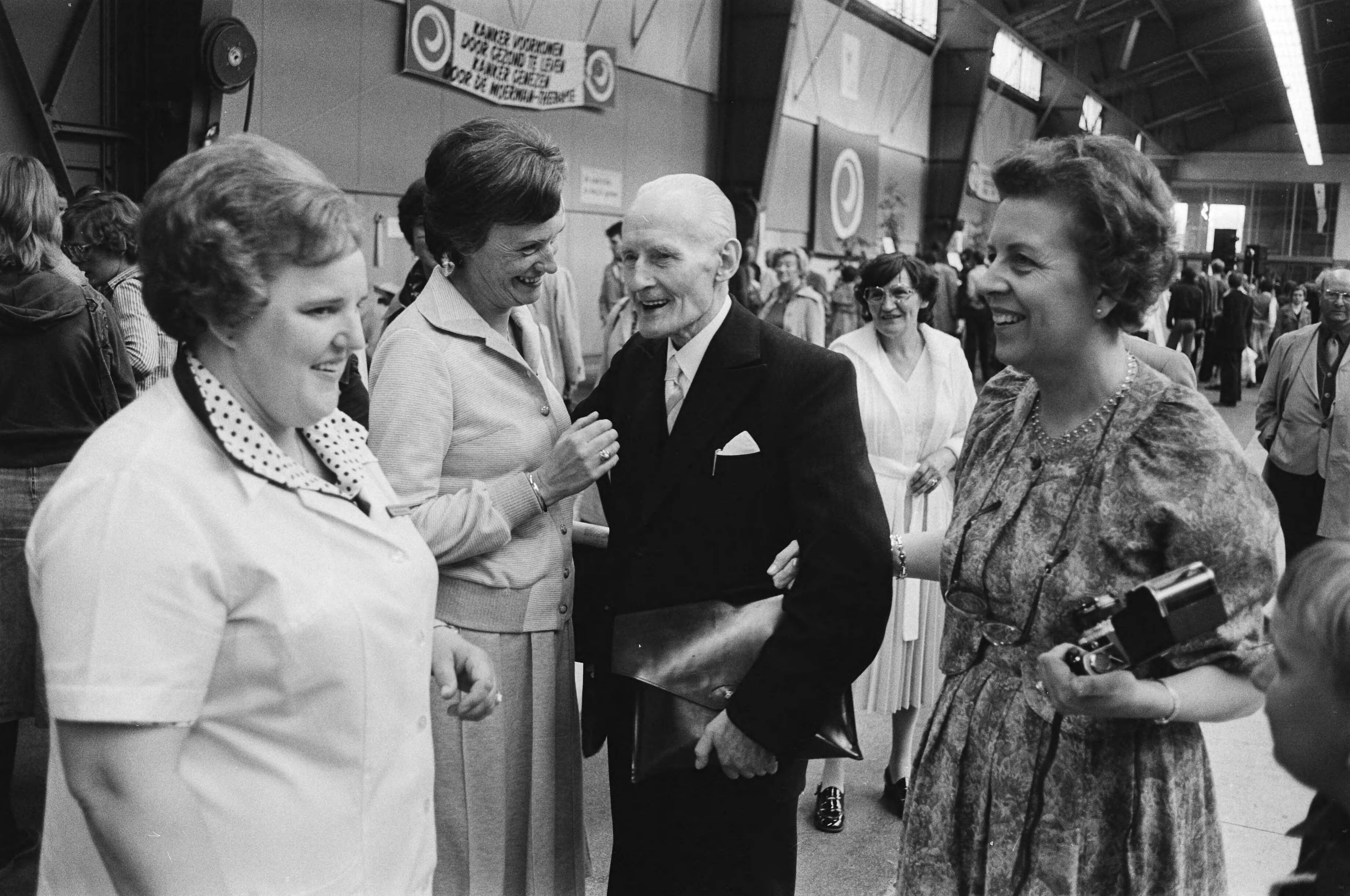 Dr. Moerman op een manifestatie in de Houtrusthallen in Den Haag — Dr. Moerman met enkele dames — Foto: Bogaerts, Rob / Anefo. Licentie: Set B: Rechtenvrij / Publiek Domein. Bron: Nationaal Archief. http://hdl.handle.net/10648/accacc40-d0b4-102d-bcf8-003048976d84
