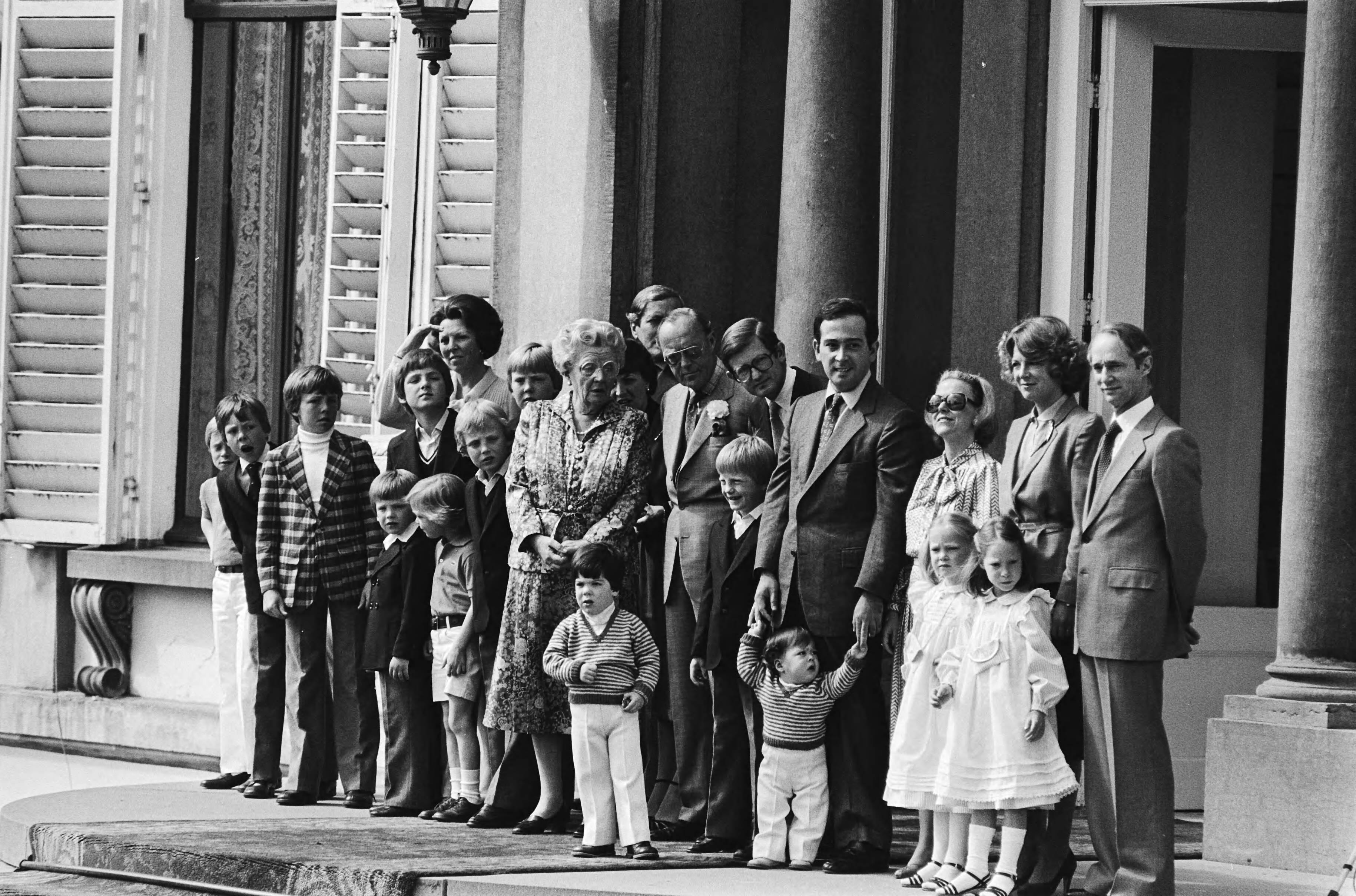 Koninginnedag 1980 — Laatste defilé op paleis Soestdijk; gehele Koninklijke Familie op het bordes — Foto: Croes, Rob C. / Anefo. Licentie: Set B: Rechtenvrij / Publiek Domein. Bron: Nationaal Archief. http://hdl.handle.net/10648/ace16784-d0b4-102d-bcf8-003048976d84