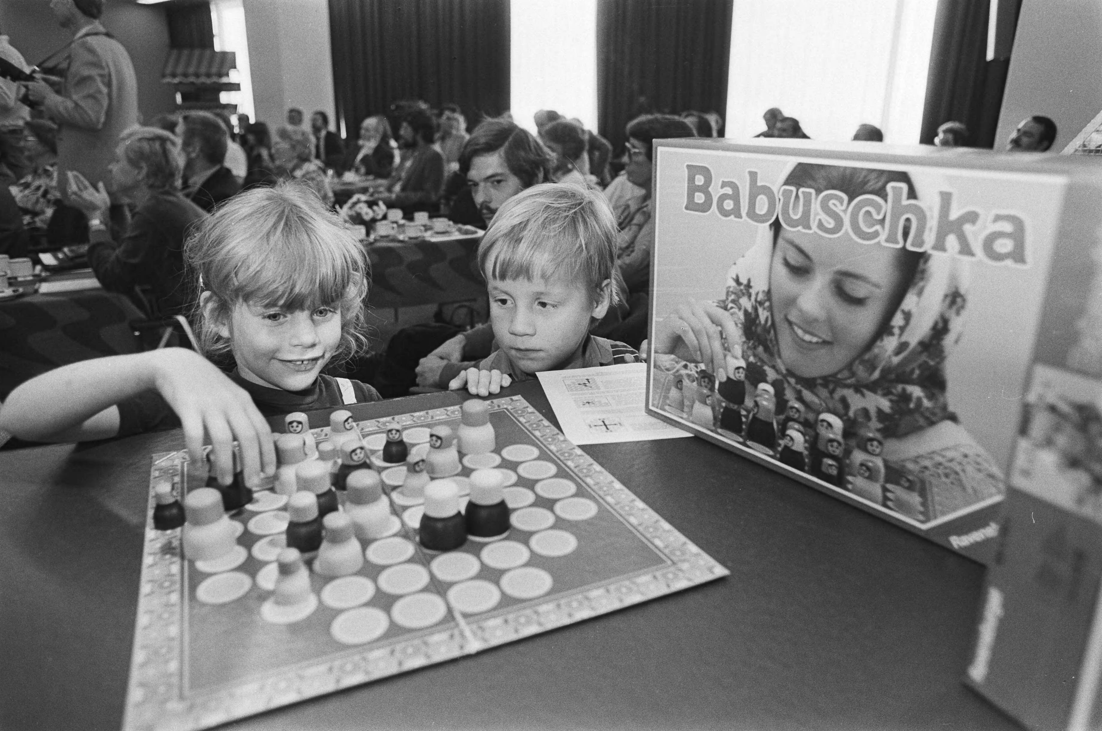 Fotocollectie Anefo — Speelgoed van het Jaar presentatie in Utrecht; kinderen met spel "Babuschka" — Foto: Croes, Rob C. / Anefo. Licentie: Set B: Rechtenvrij / Publiek Domein. Bron: Nationaal Archief. http://hdl.handle.net/10648/ad1da500-d0b4-102d-bcf8-003048976d84