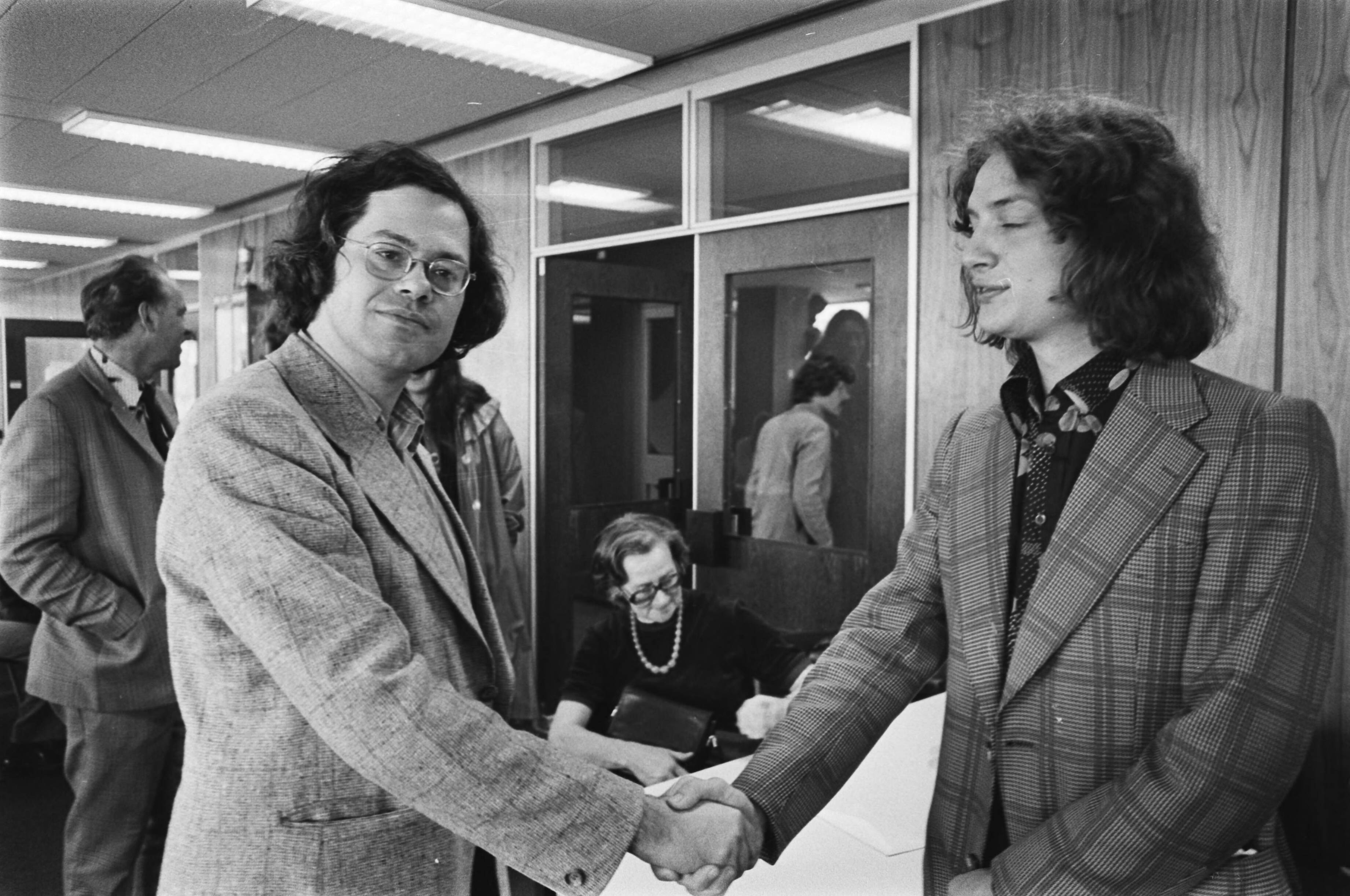 Fotocollectie Anefo — Nederlandse Schaakkampioenschappen Leeuwarden; Ree feliciteert Timman — Foto: Mieremet, Rob / Anefo. Licentie: Set B: Rechtenvrij / Publiek Domein. Bron: Nationaal Archief. http://hdl.handle.net/10648/ac826d24-d0b4-102d-bcf8-003048976d84