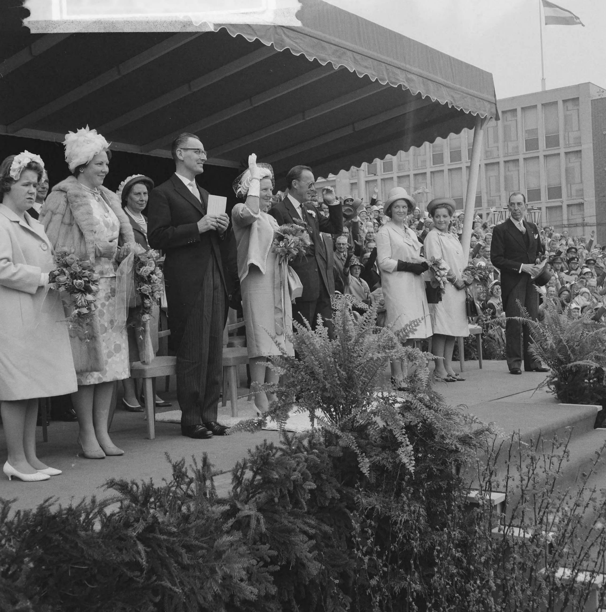 Koninklijk bezoek aan Groningen en Friesland (1962) — Koninklijk bezoek aan Groningen — Foto: Merk, Ben / Anefo. Licentie: Set B: Rechtenvrij / Publiek Domein. Bron: Nationaal Archief. http://hdl.handle.net/10648/aa0735f2-d0b4-102d-bcf8-003048976d84