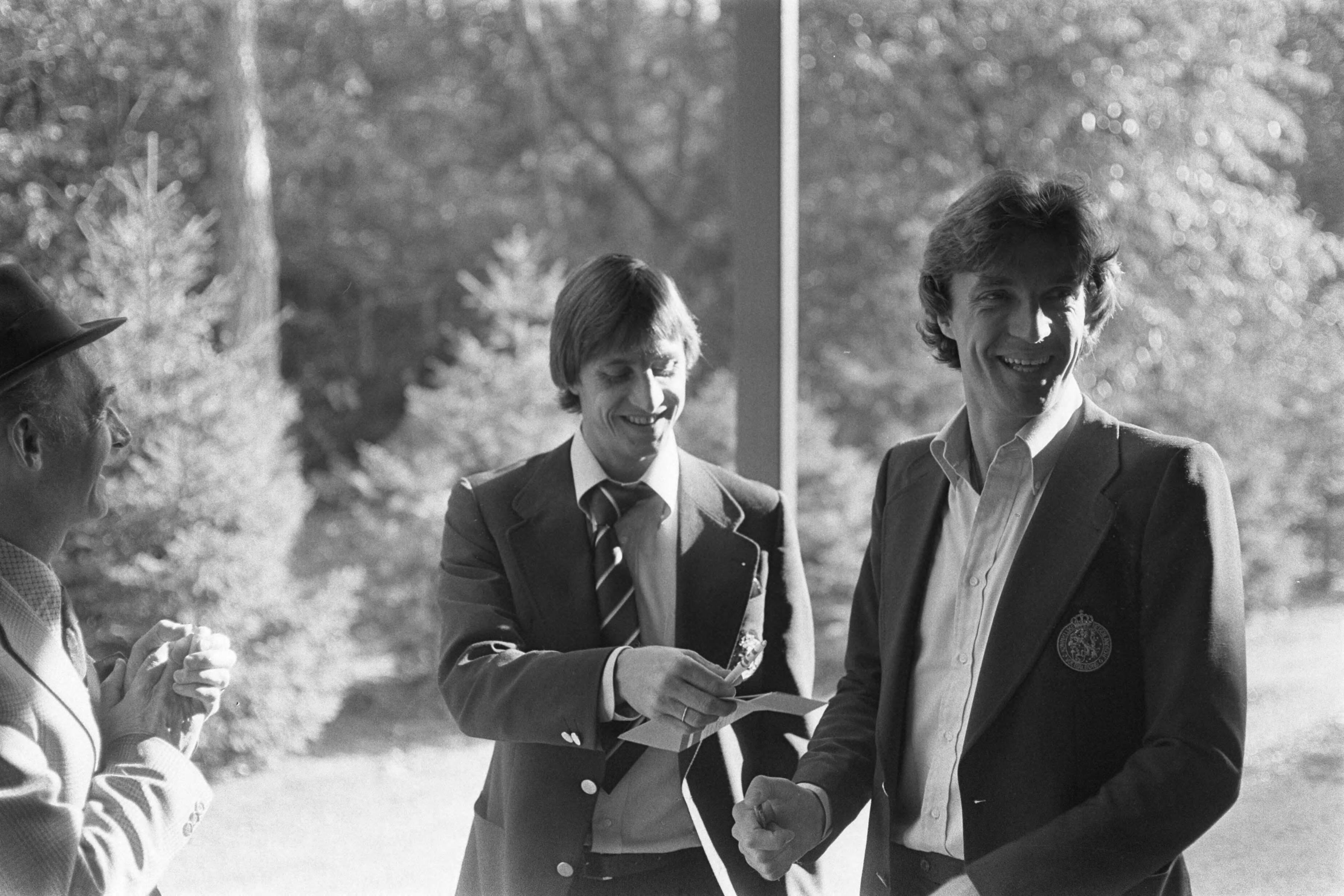 Fotocollectie Anefo — Selectie Nederlands elftal in Zeist bijeen; Johan Cruijff en Ruud Krol (r) — Foto: Suyk, Koen / Anefo. Licentie: Set B: Rechtenvrij / Publiek Domein. Bron: Nationaal Archief. http://hdl.handle.net/10648/aca50a5a-d0b4-102d-bcf8-003048976d84