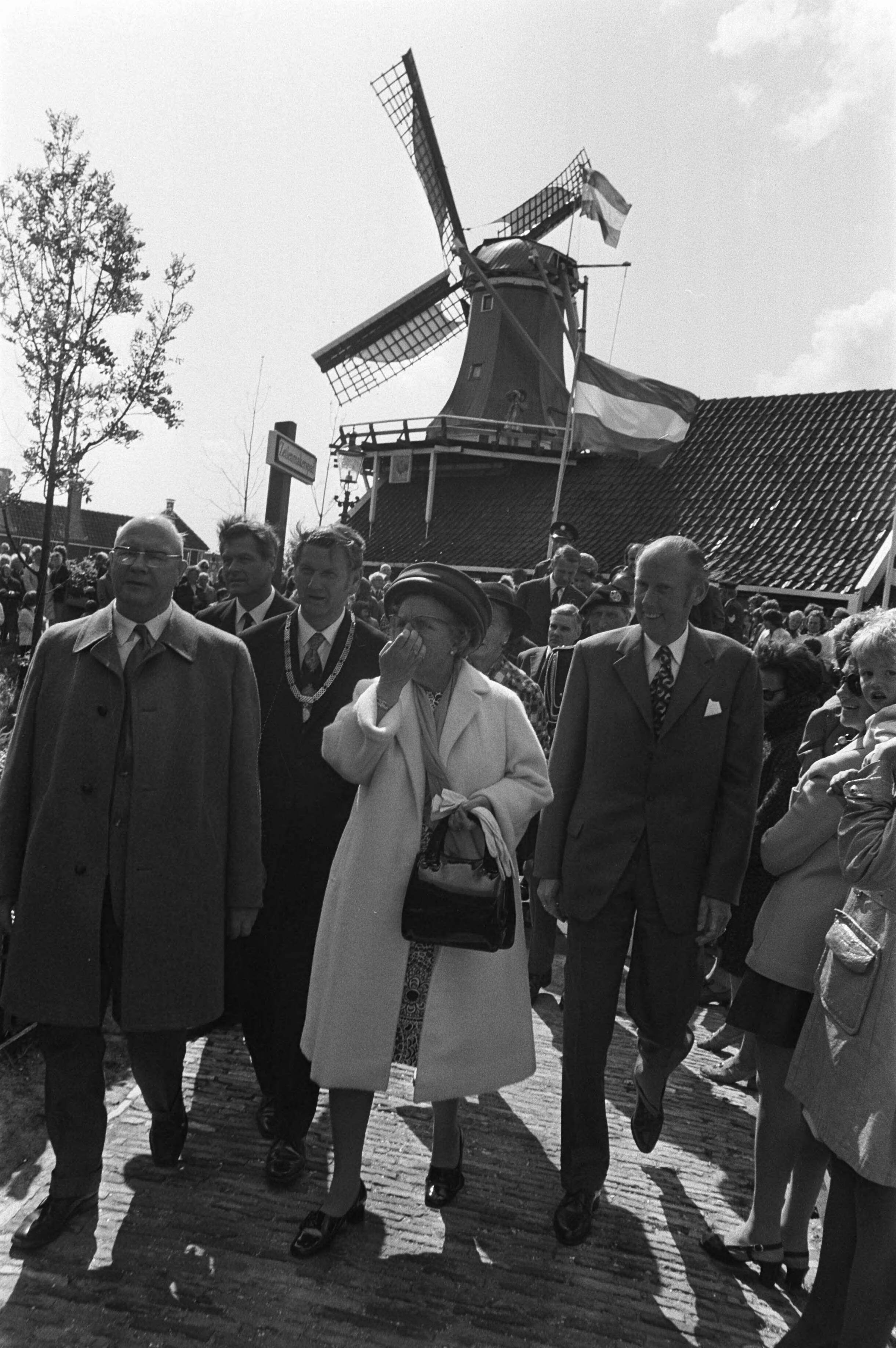Koningin Juliana op bezoek in de Zaanstreek — Koningin Juliana bij mosterdmolen De Huisman aan de Zaanse Schans, geflankeerd door burgemeester van Zaandam, Reint Laan, commissaris van de koningin mr. F. Kranenburg (r) en wethouder van Zaandam D. Metselaar (l) — Foto: Fotograaf Onbekend / Anefo. Licentie: Set B: Rechtenvrij / Publiek Domein. Bron: Nationaal Archief. http://hdl.handle.net/10648/abec0bf4-d0b4-102d-bcf8-003048976d84