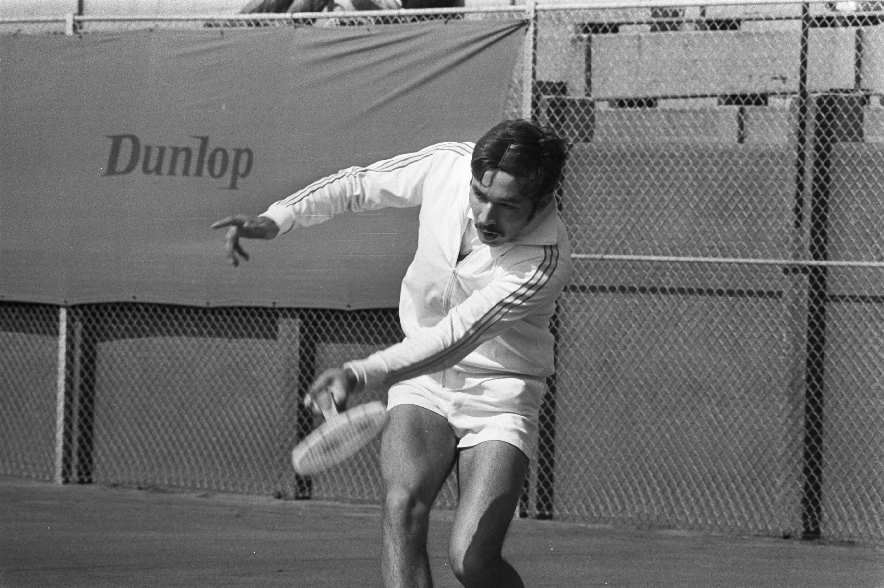Fotocollectie Anefo — Nederlandse Tenniskampioenschappen te Scheveningen, Rolf Thung in aktie — Foto: Verhoeff, Bert / Anefo. Licentie: Set B: Rechtenvrij / Publiek Domein. Bron: Nationaal Archief. http://hdl.handle.net/10648/abf2da4c-d0b4-102d-bcf8-003048976d84