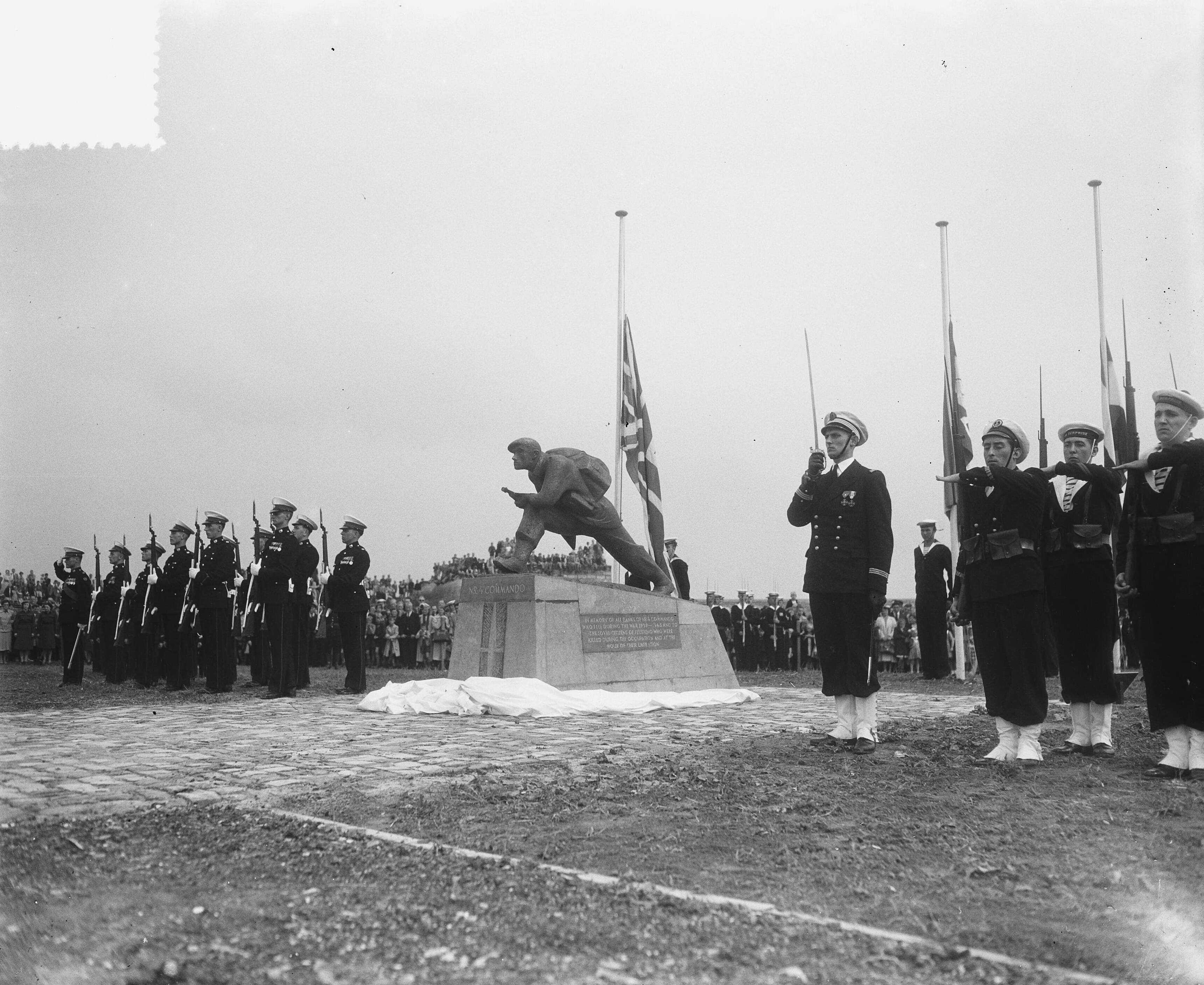Fotocollectie Anefo — Oorlogsmonument voor de Britse No. 4 Commando in Vlissingen onthuld. Britse erewacht — Foto: Pot, Harry / Anefo. Licentie: Set B: Rechtenvrij / Publiek Domein. Bron: Nationaal Archief. http://hdl.handle.net/10648/a8fabbf2-d0b4-102d-bcf8-003048976d84