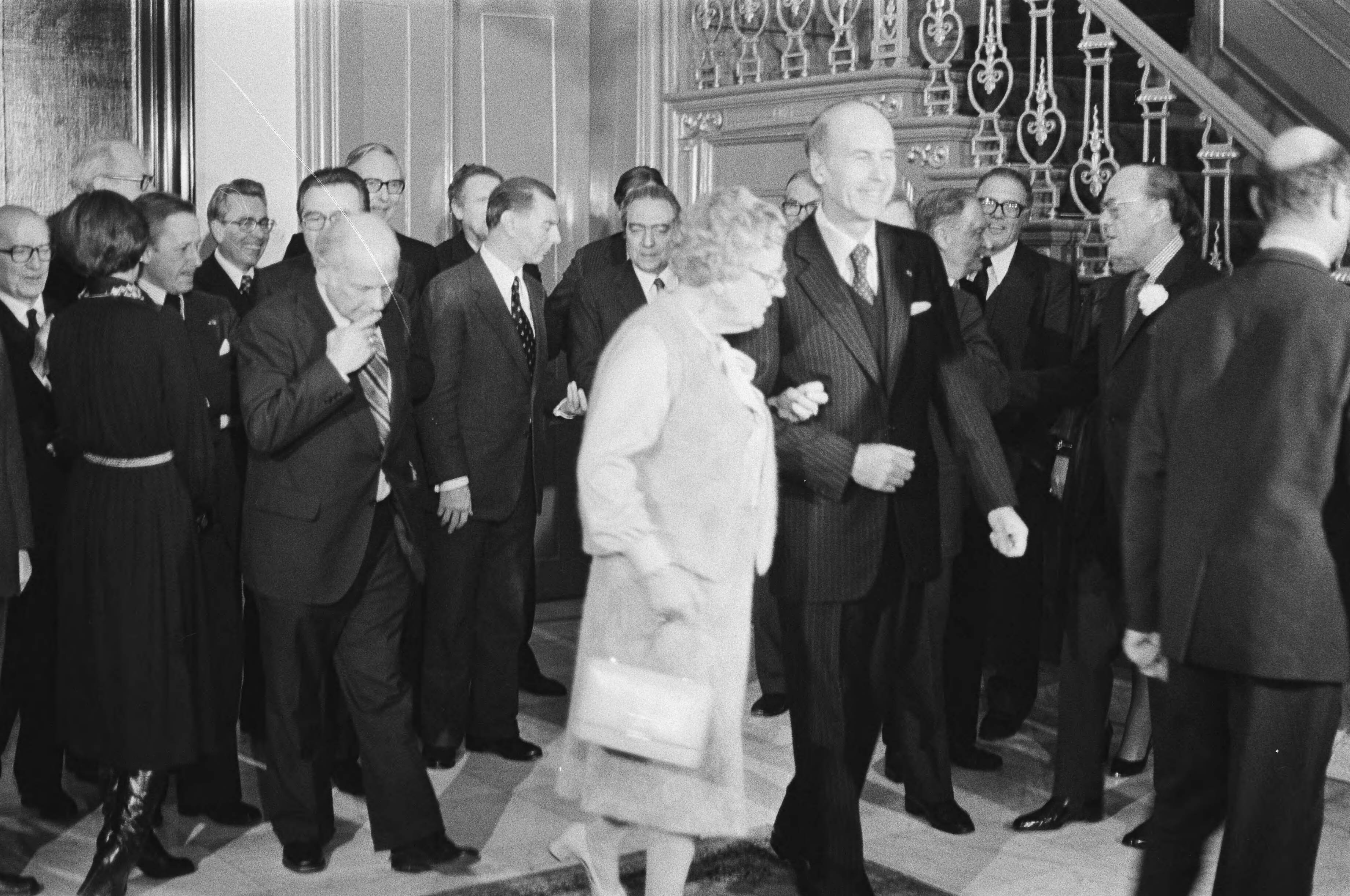 Fotocollectie Anefo — Bijeenkomst regeringsleiders EG in Den Haag ; Koningin geeft Giscard dEstaing arm, links Den Uyl , rechts Prins Bernhard — Foto: Peters, Hans / Anefo. Licentie: Set B: Rechtenvrij / Publiek Domein. Bron: Nationaal Archief. http://hdl.handle.net/10648/ac90f664-d0b4-102d-bcf8-003048976d84