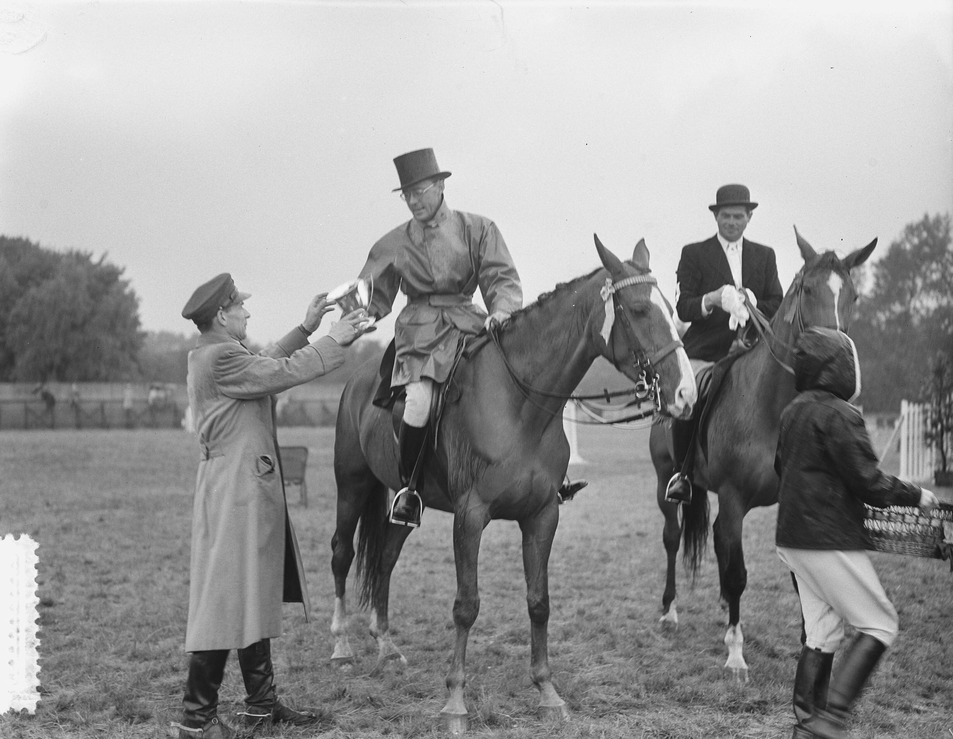 Fotocollectie Anefo — Concours Hippique in Den Haag. Prins Bernhard ontvangt een beker — Foto: Bilsen, Joop van / Anefo. Licentie: Set B: Rechtenvrij / Publiek Domein. Bron: Nationaal Archief. http://hdl.handle.net/10648/a9104972-d0b4-102d-bcf8-003048976d84