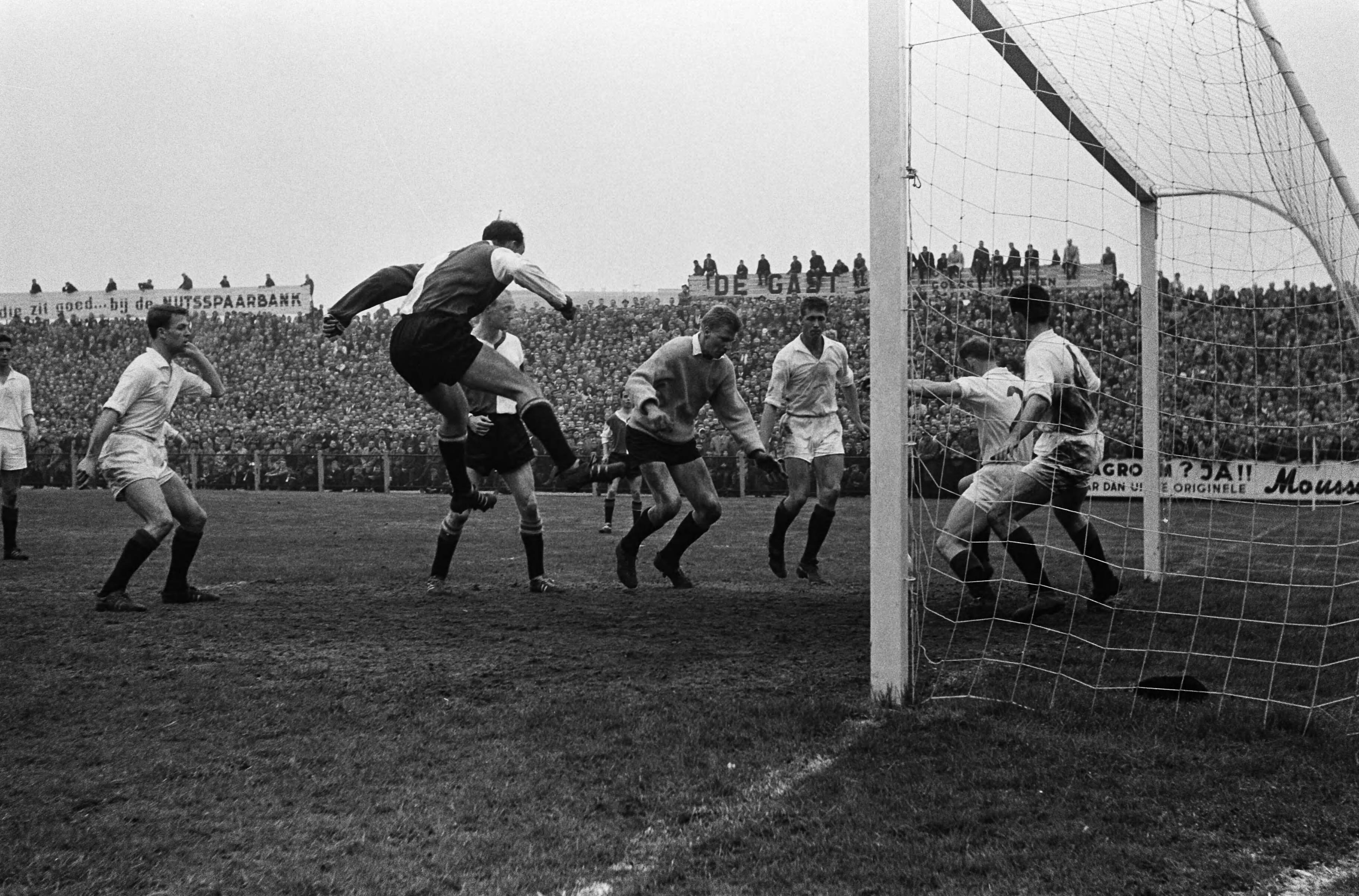 Fotocollectie Anefo — Voetbal. ADO tegen Feijenoord 1-1. Spelmoment, vlnr Hanny Aardse (ADO) springend Frans Bouwmeester, Piet Kruiver, Martin van Vianen (ADO), Jan Villerius (ADO), Jan Verhoek (ADO) en Theo Kleijndijk (ADO) — Foto: Koch, Eric / Anefo. Licentie: Set B: Rechtenvrij / Publiek Domein. Bron: Nationaal Archief. http://hdl.handle.net/10648/aa34283c-d0b4-102d-bcf8-003048976d84