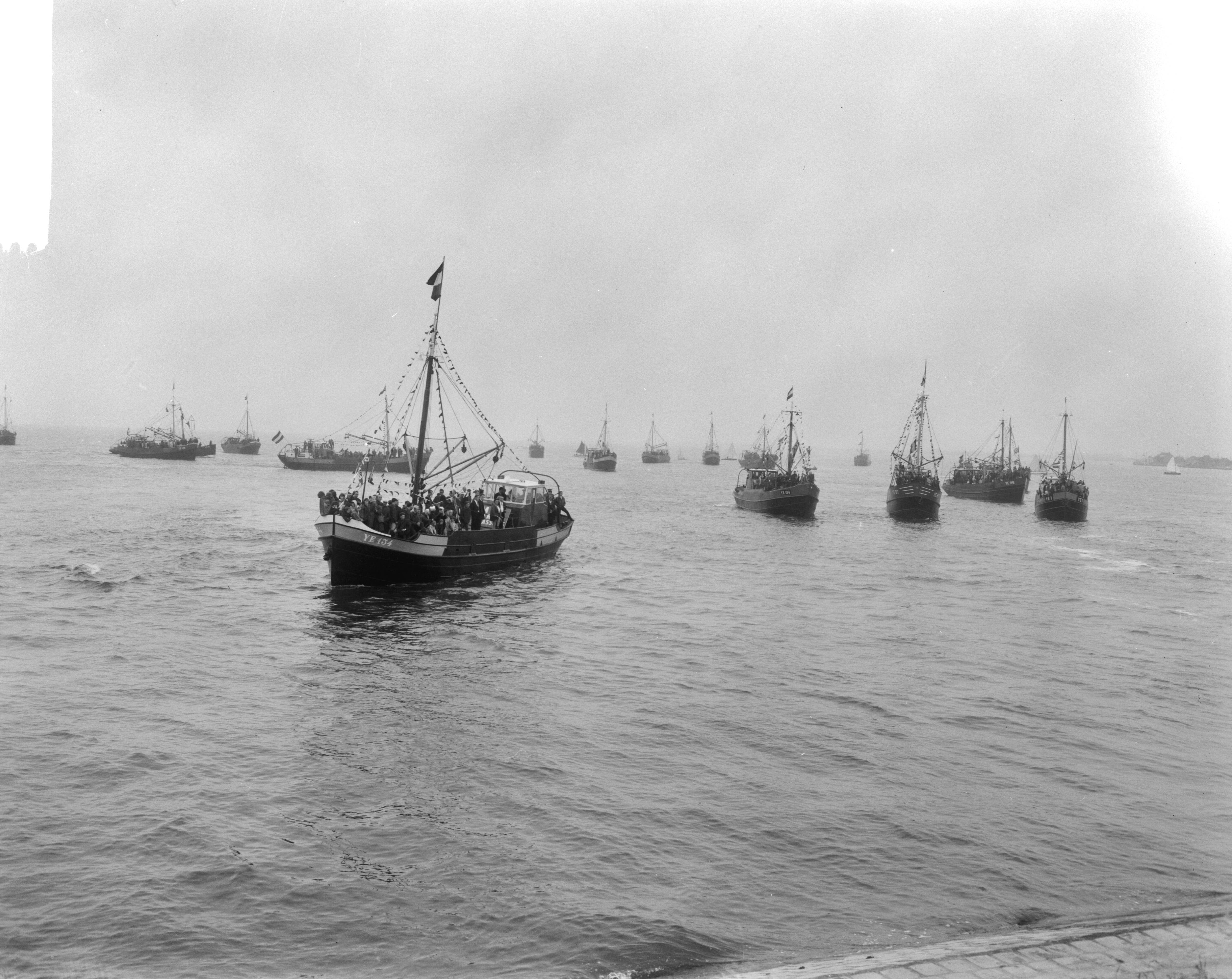 Fotocollectie Anefo — Minister J.G. Suurhoff opende nieuwe haven te Yerseke, vissersvloot — Foto: Bilsen, Joop van / Anefo. Licentie: Set B: Rechtenvrij / Publiek Domein. Bron: Nationaal Archief. http://hdl.handle.net/10648/aab46844-d0b4-102d-bcf8-003048976d84
