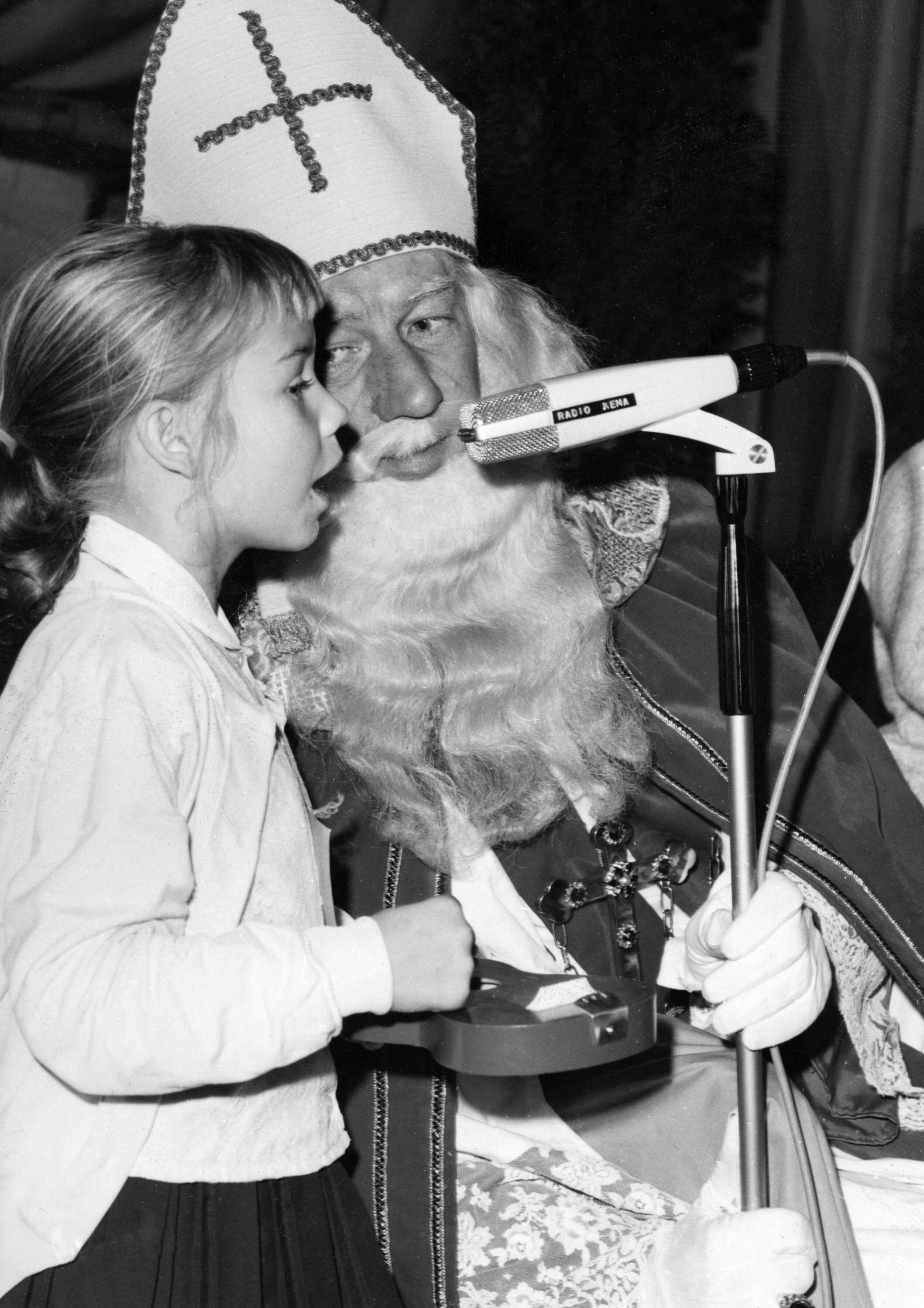 Collectie nader te bepalen — [Serie: Sinterklaasfeest N.V. De Spaarnestad] — Foto: Fotograaf Onbekend / Fotobureau onbekend / Spaarnestad Photo (05887). Licentie: Set B: Rechtenvrij / Publiek Domein. Bron: Nationaal Archief. http://hdl.handle.net/10648/35429da6-3e44-a382-e063-6df0900a6686