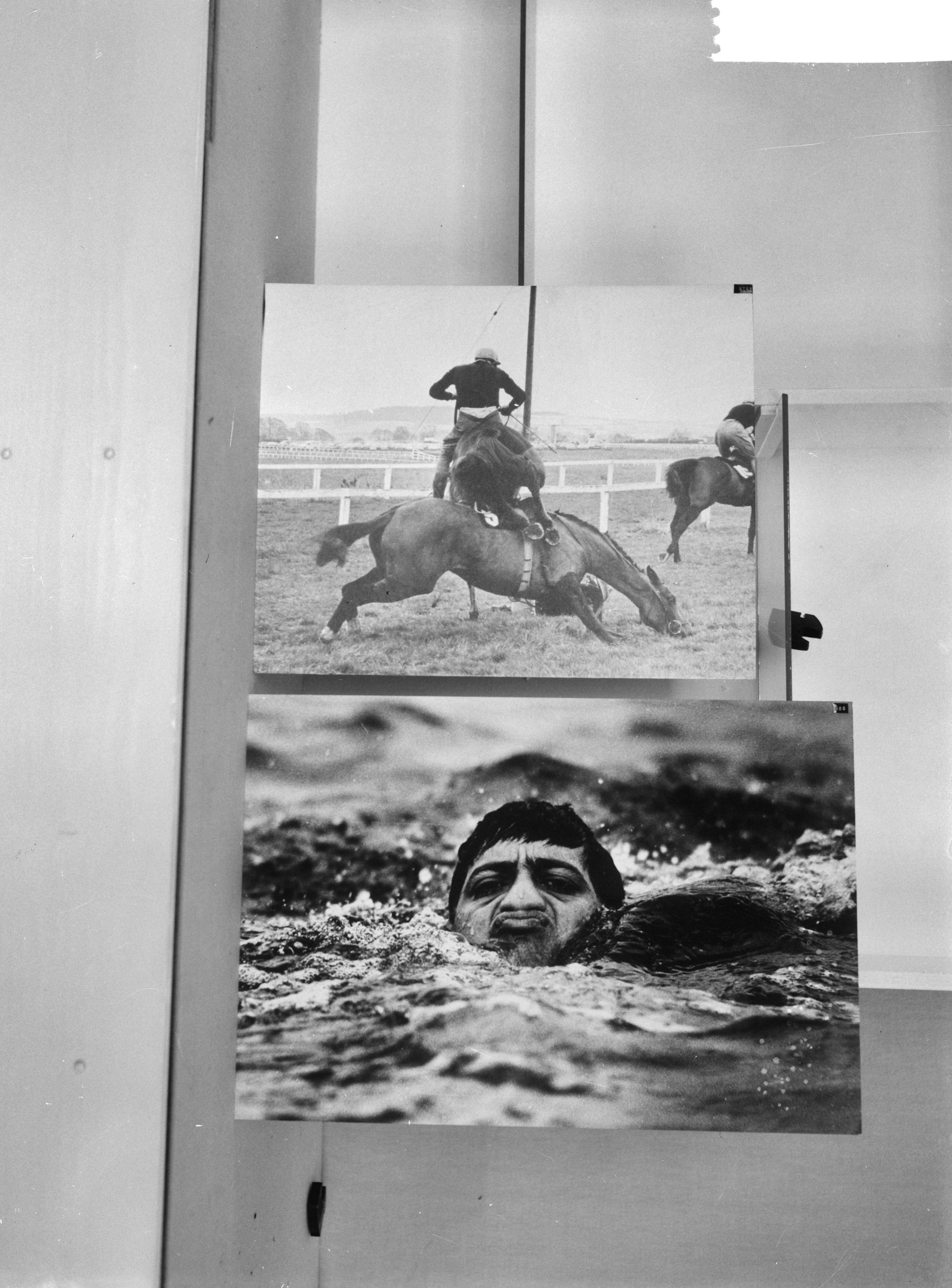 Fotocollectie Anefo — Fotografiewedstrijd World Press Photo in het Gemeentemuseum te Den Haag; twee van de ingezonden foto's — Foto: Bilsen, Joop van / Anefo. Licentie: Set B: Rechtenvrij / Publiek Domein. Bron: Nationaal Archief. http://hdl.handle.net/10648/aad105b2-d0b4-102d-bcf8-003048976d84