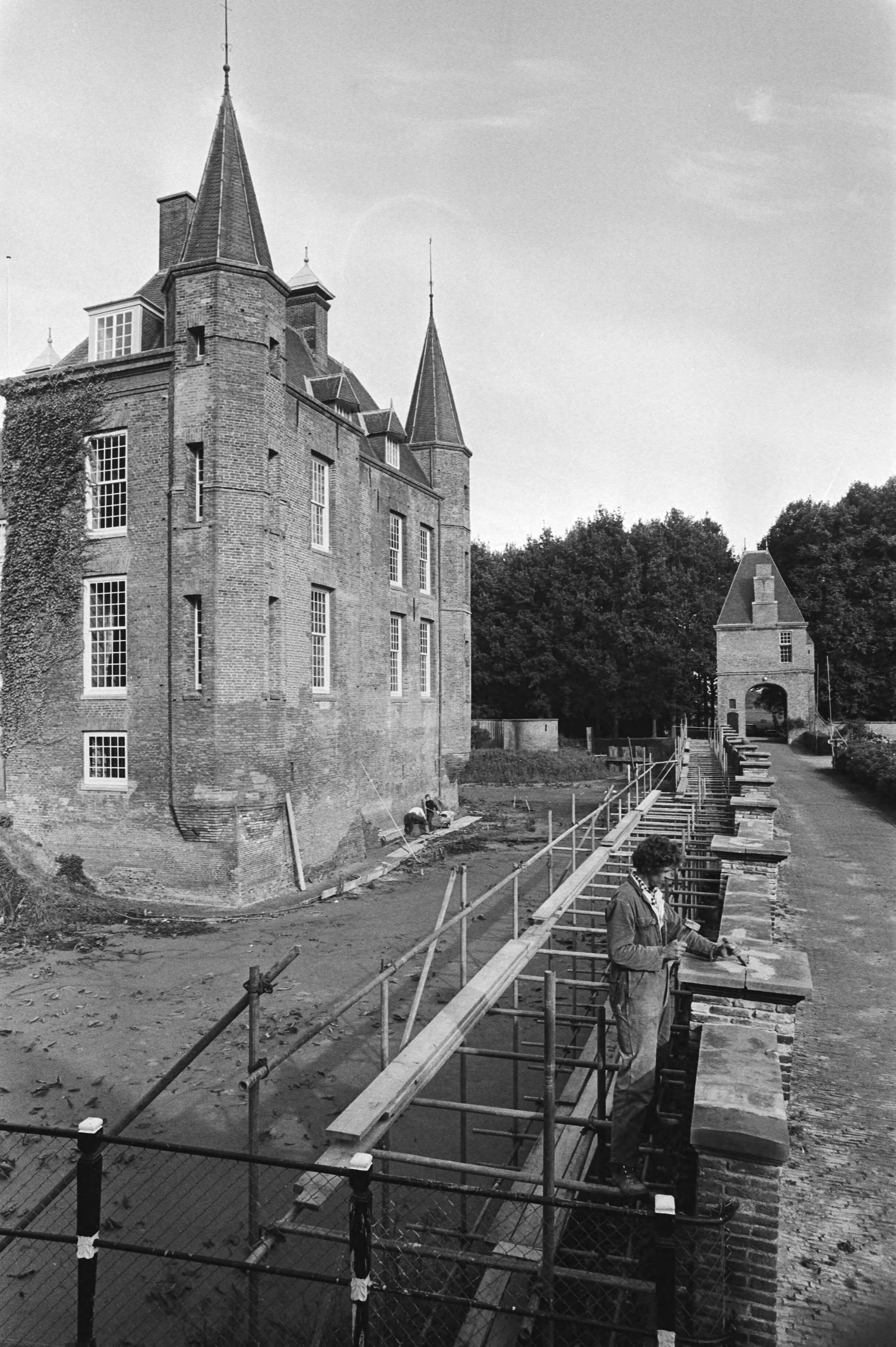 Restauratie Slot Zuylen (bij Utrecht) — Beeld van de restauratie aan de wallen van de slotgracht van het kasteel — Foto: Antonisse, Marcel / Anefo. Licentie: Set B: Rechtenvrij / Publiek Domein. Bron: Nationaal Archief. http://hdl.handle.net/10648/ad01ed74-d0b4-102d-bcf8-003048976d84