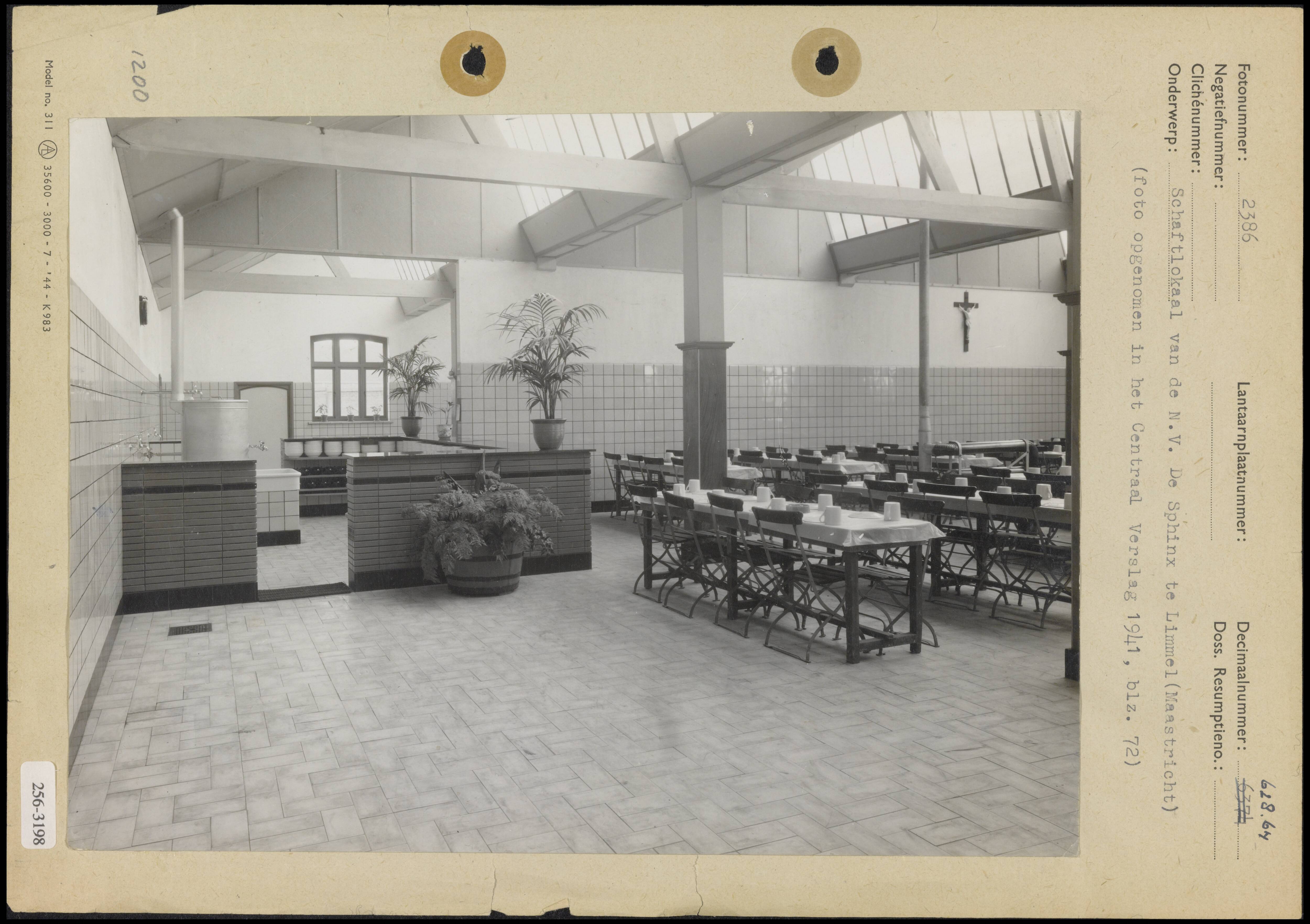 Arbeidsomstandigheden bij NV De Sphinx te Maastricht — Schaftlokaal in de fabriek van NV De Sphinx te Limmel (Maastricht) — Foto: Onbekend / Publiek Domein of Rechtenvrij. Licentie: Set B: Rechtenvrij / Publiek Domein. Bron: Nationaal Archief. http://hdl.handle.net/10648/b0161abc-d0b4-102d-bcf8-003048976d84