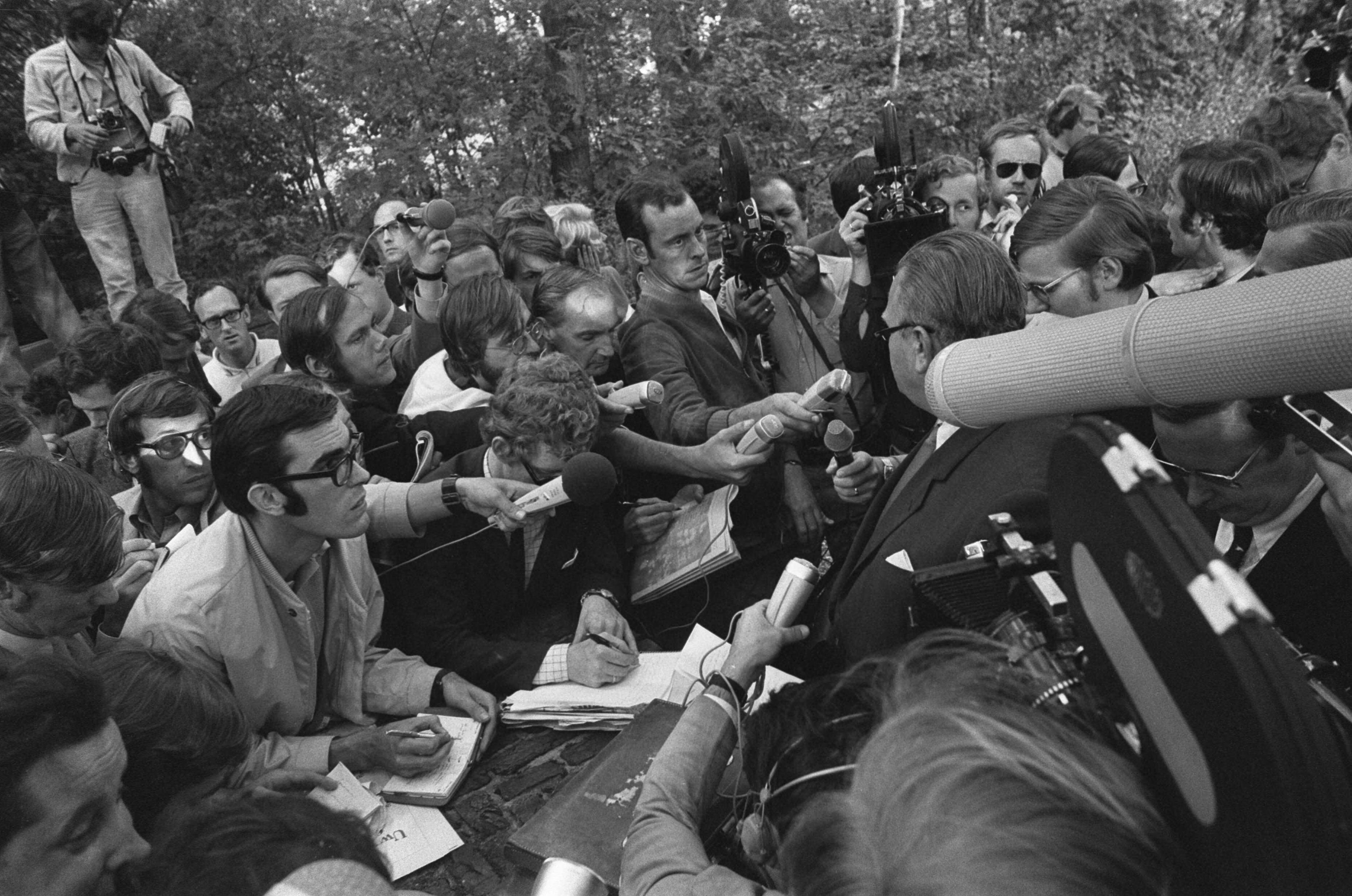Fotocollectie Anefo — Ambonezen bezetten woning van Indonesische Ambassadeur, Wassenaar — Foto: Evers, Joost / Anefo. Licentie: Set B: Rechtenvrij / Publiek Domein. Bron: Nationaal Archief. http://hdl.handle.net/10648/aba16c98-d0b4-102d-bcf8-003048976d84
