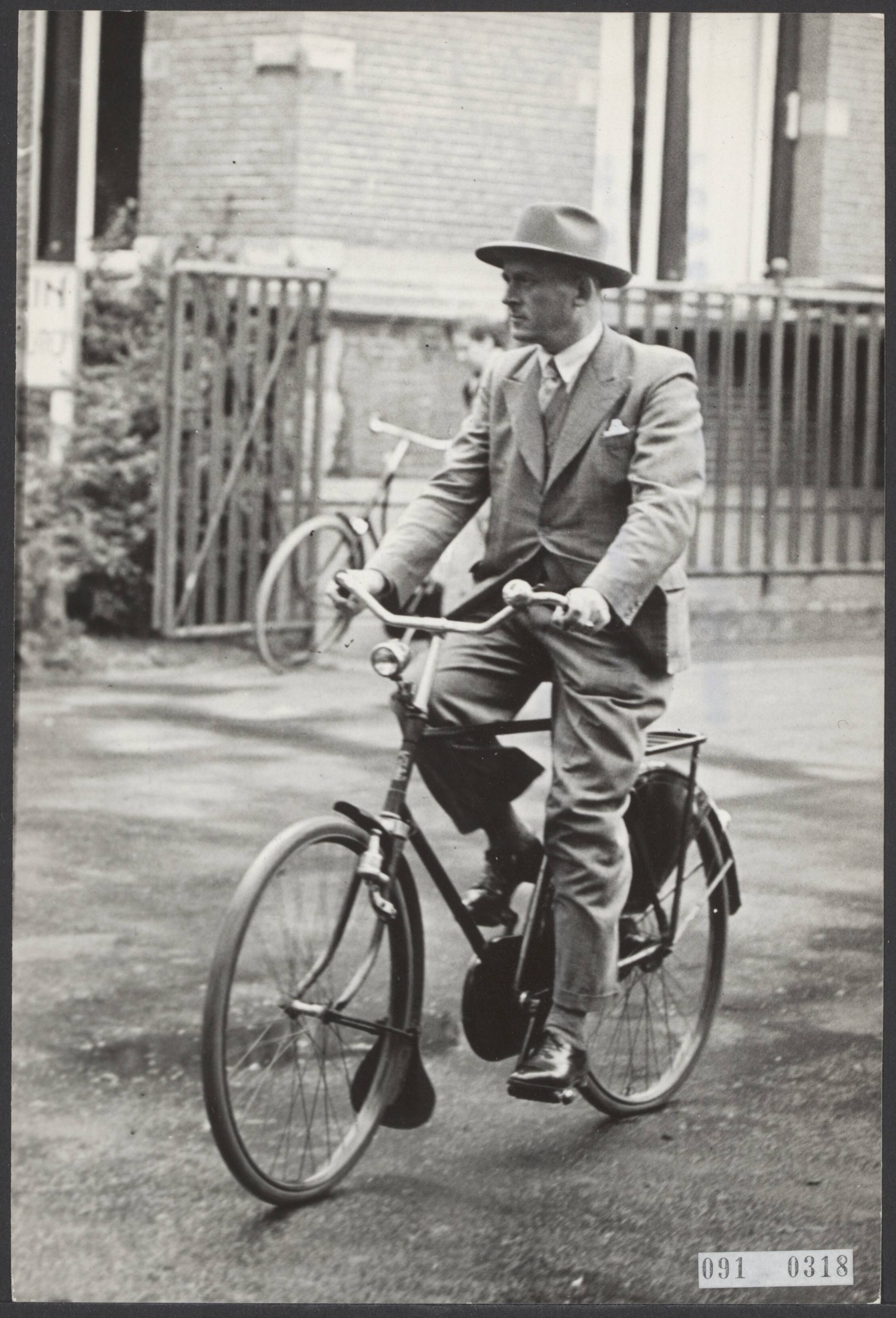 Fotocollectie Elsevier Binnenland — Operatie van de Siamese tweeling in Leeuwarden. Dr. R.A. Hoekstra, internist — Foto: Fotograaf Onbekend / Anefo. Licentie: Set B: Rechtenvrij / Publiek Domein. Bron: Nationaal Archief. http://hdl.handle.net/10648/ae1fa390-d0b4-102d-bcf8-003048976d84