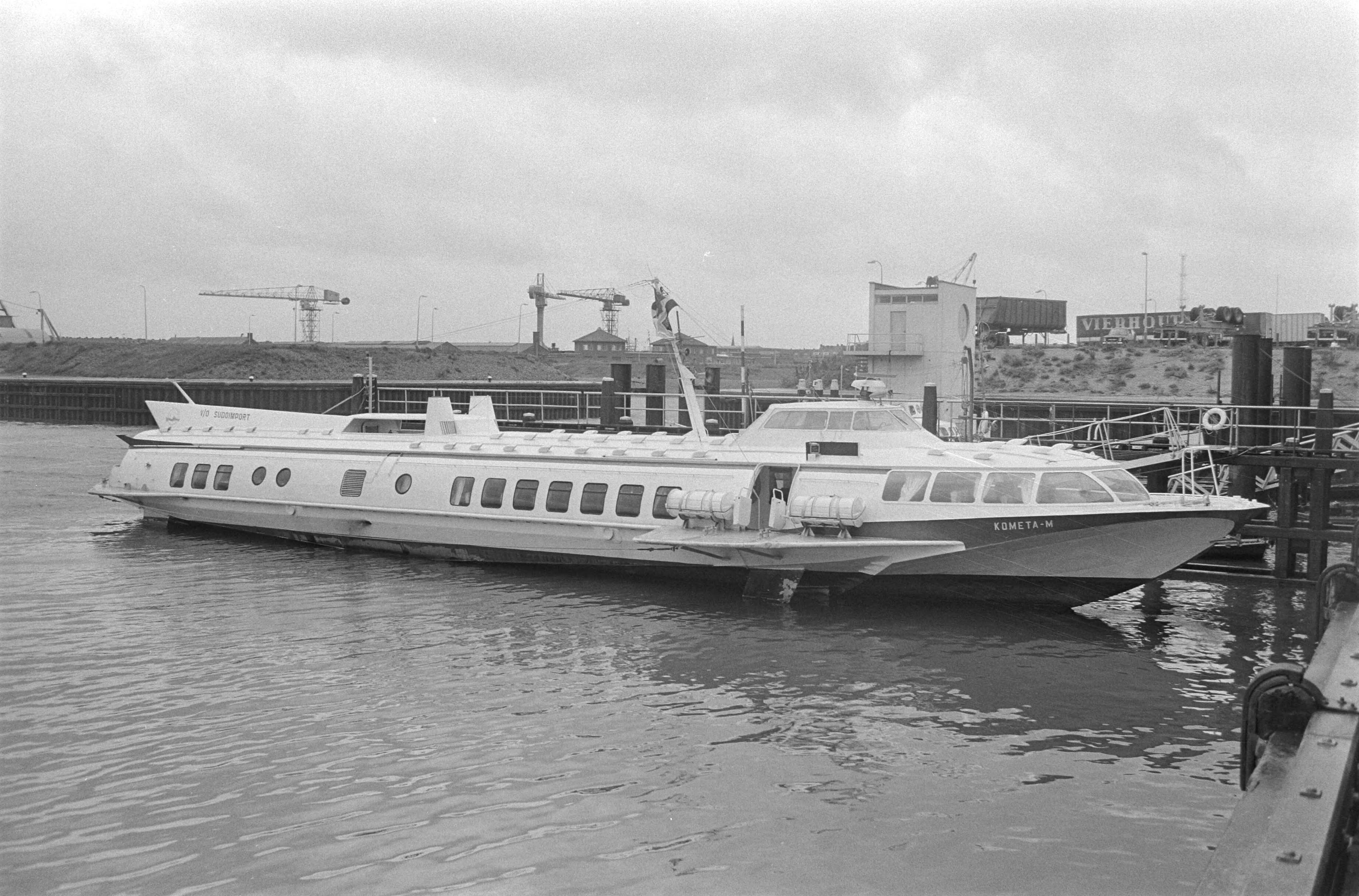 Fotocollectie Anefo — Russische vleugelboot in haven van Scheveningen — Foto: Peters, Hans / Anefo. Licentie: Set B: Rechtenvrij / Publiek Domein. Bron: Nationaal Archief. http://hdl.handle.net/10648/abc8dd82-d0b4-102d-bcf8-003048976d84