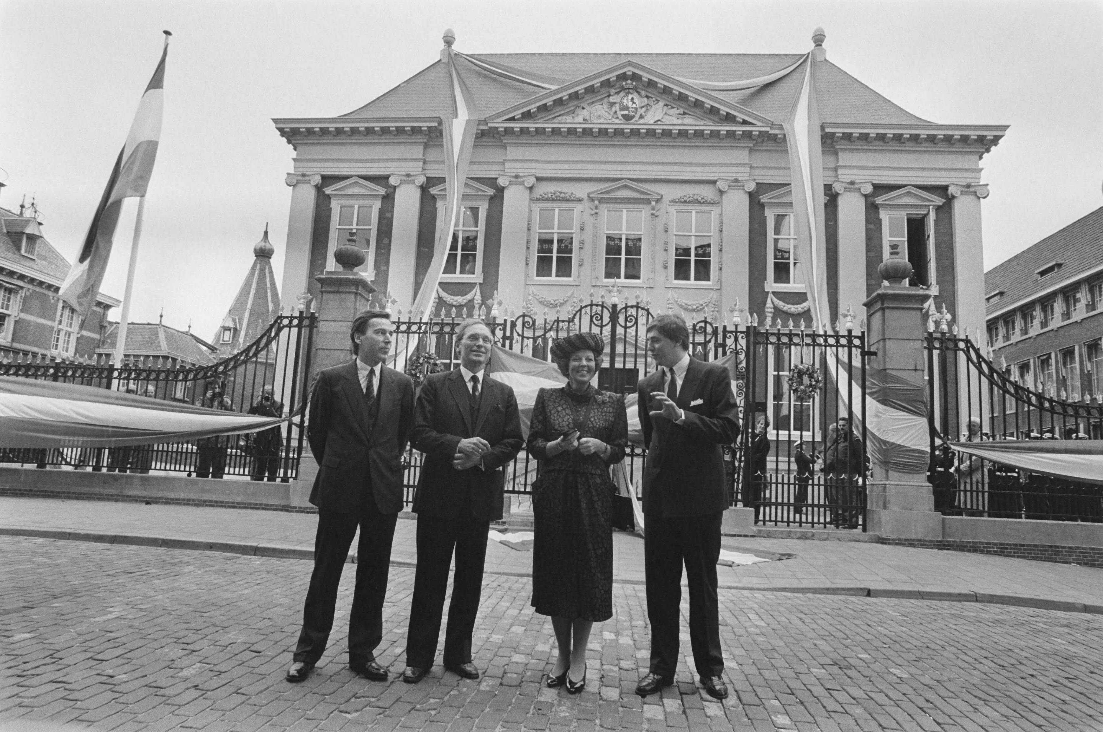 Fotocollectie Anefo — Officiele heropening Mauritshuis in Den Haag door Koningin Beatrix voor het Mauritshuis — Foto: Bogaerts, Rob / Anefo. Licentie: Set B: Rechtenvrij / Publiek Domein. Bron: Nationaal Archief. http://hdl.handle.net/10648/ad612686-d0b4-102d-bcf8-003048976d84