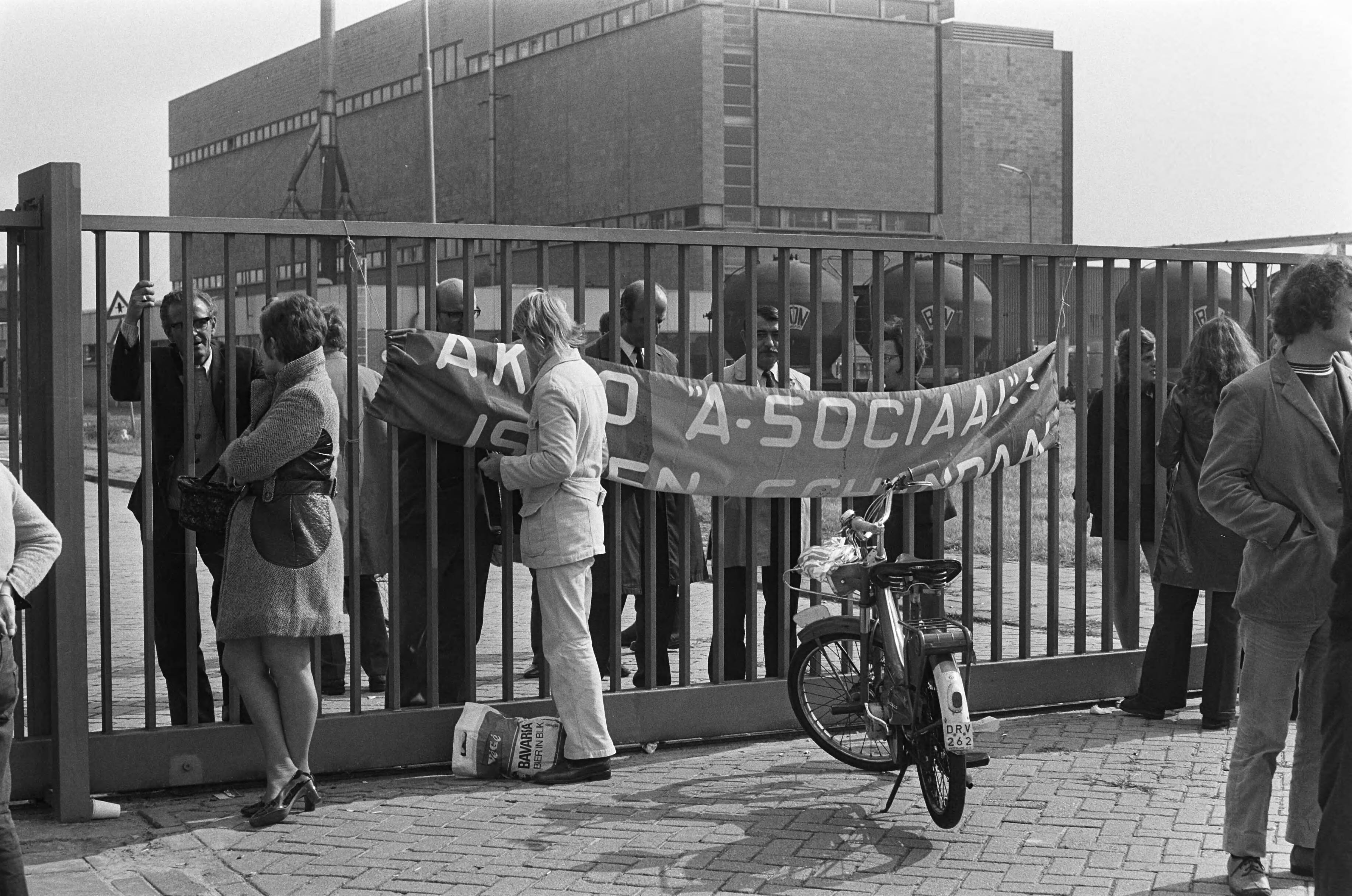 Fotocollectie Anefo — Werknemers hebben ENKA Breda bezet — Foto: Peters, Hans / Anefo. Licentie: Set B: Rechtenvrij / Publiek Domein. Bron: Nationaal Archief. http://hdl.handle.net/10648/abf686b0-d0b4-102d-bcf8-003048976d84