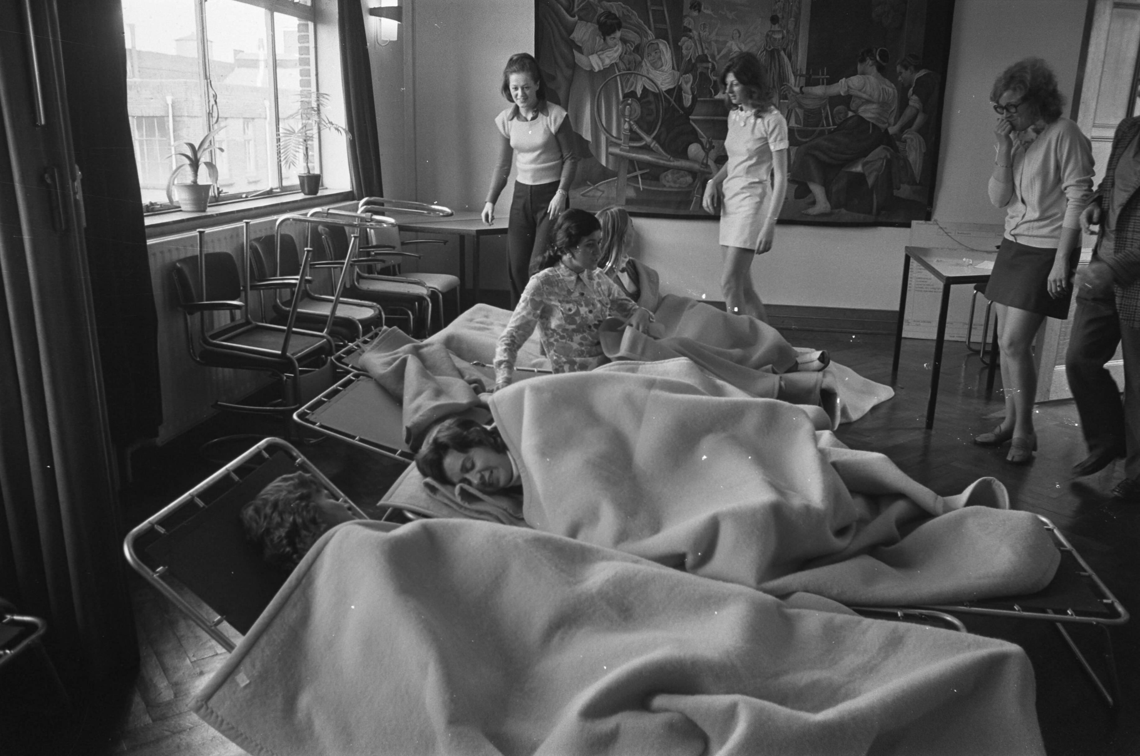 Fotocollectie Anefo — Werknemers hebben ENKA Breda bezet, vrouwelijke bezetters slapen — Foto: Peters, Hans / Anefo. Licentie: Set B: Rechtenvrij / Publiek Domein. Bron: Nationaal Archief. http://hdl.handle.net/10648/abf68052-d0b4-102d-bcf8-003048976d84