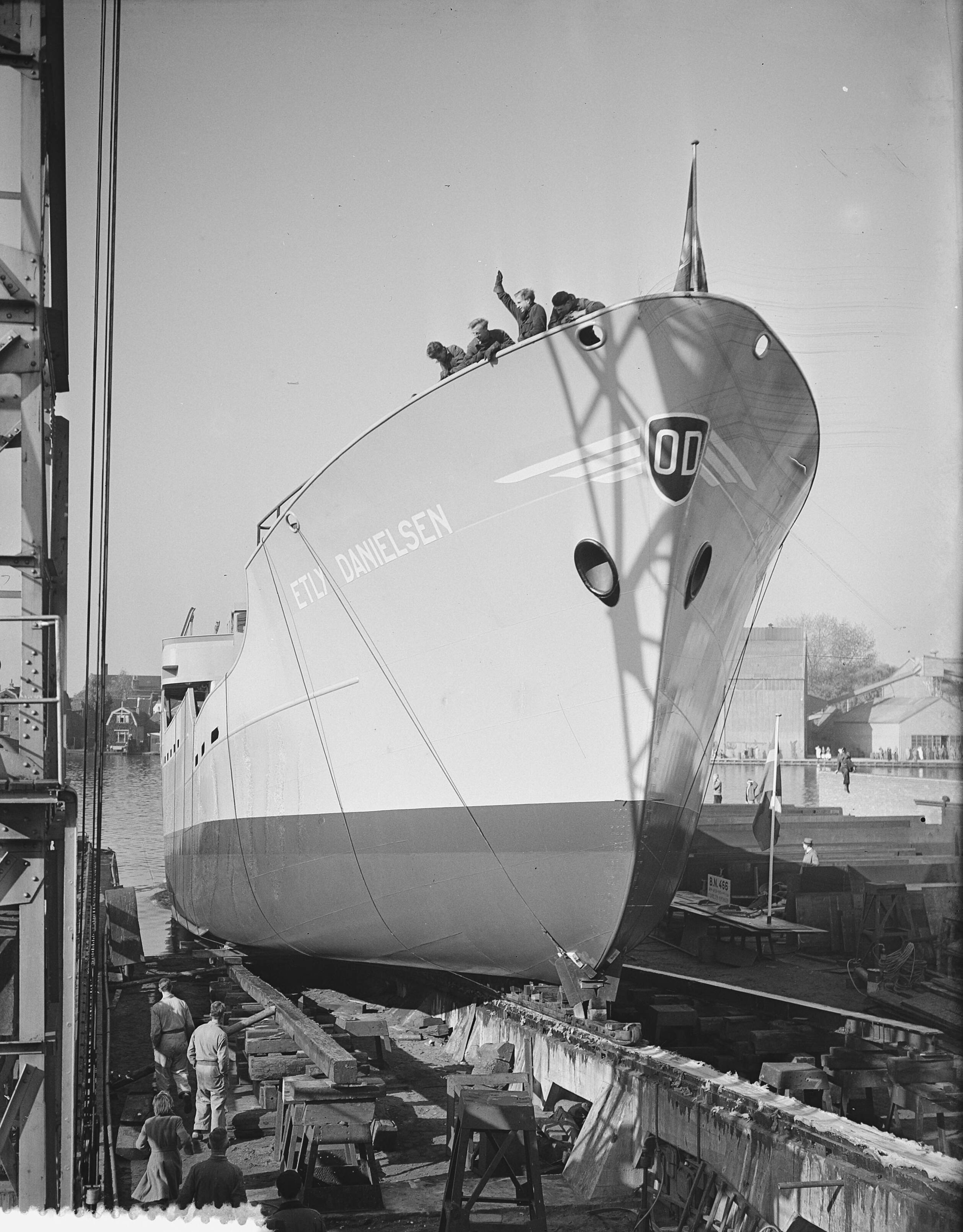 Fotocollectie Anefo — Tewaterlating m.s. "Etly Danielsen" bij de Czaar Peterwerf van de ZSM aan het Kalf te Zaandam — Foto: Bilsen, Joop van / Anefo. Licentie: Set B: Rechtenvrij / Publiek Domein. Bron: Nationaal Archief. http://hdl.handle.net/10648/a93d8d38-d0b4-102d-bcf8-003048976d84
