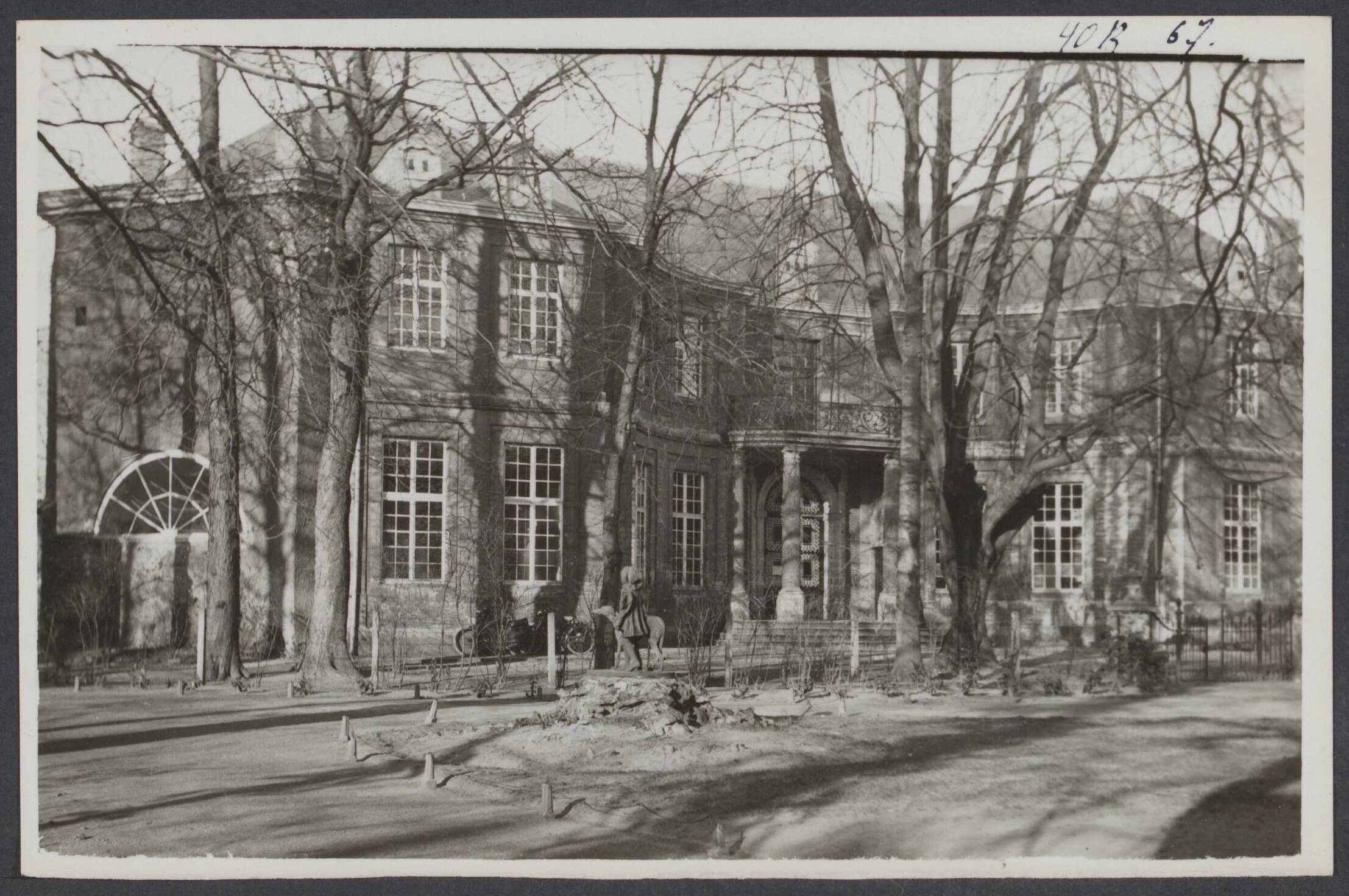 Mechelen — Mechelen. Kruidtuin: beeld 'Adolescence – ma fille' van Hendrik van Perck in het plantsoen voor een van de vleugels van de commanderij Pitzemburg — Foto: Onbekend / Publiek Domein of Rechtenvrij. Licentie: Set B: Rechtenvrij / Publiek Domein. Bron: Nationaal Archief. http://hdl.handle.net/10648/357f390a-1f8a-3d70-05ce-04901423affa