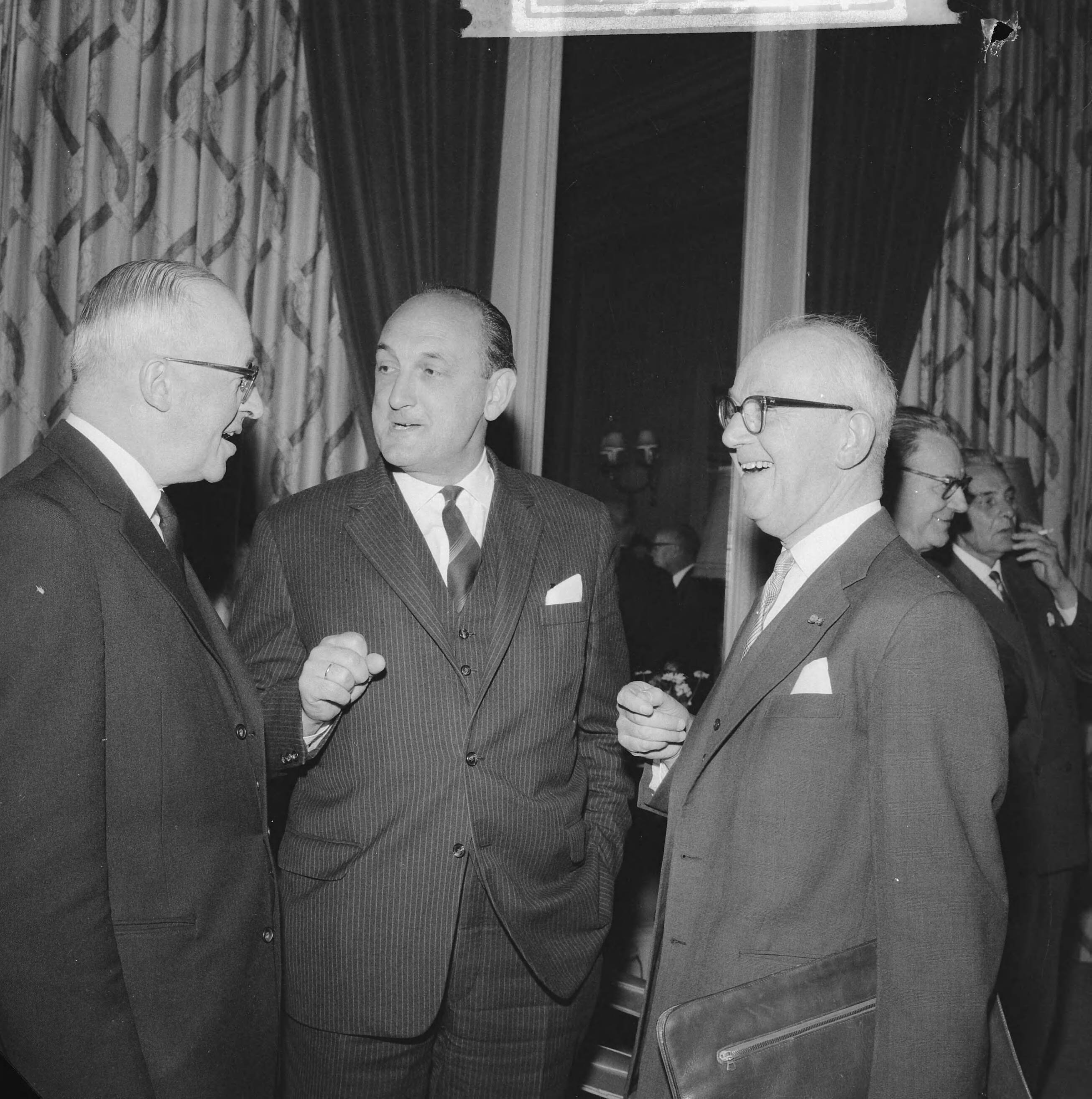 Fotocollectie Anefo — Jubileumcongres 50-jarig bestaan Vereniging van Nederlandse Gemeenten. Een gezellig onderonsje. Vlnr. Burgemeester van Rotterdam mr. G.E.van Walsum, minister Toxopeus en gurgemeester Kolfschoten van Den Haag — Foto: Koch, Eric / Anefo. Licentie: Set B: Rechtenvrij / Publiek Domein. Bron: Nationaal Archief. http://hdl.handle.net/10648/aa0b6014-d0b4-102d-bcf8-003048976d84