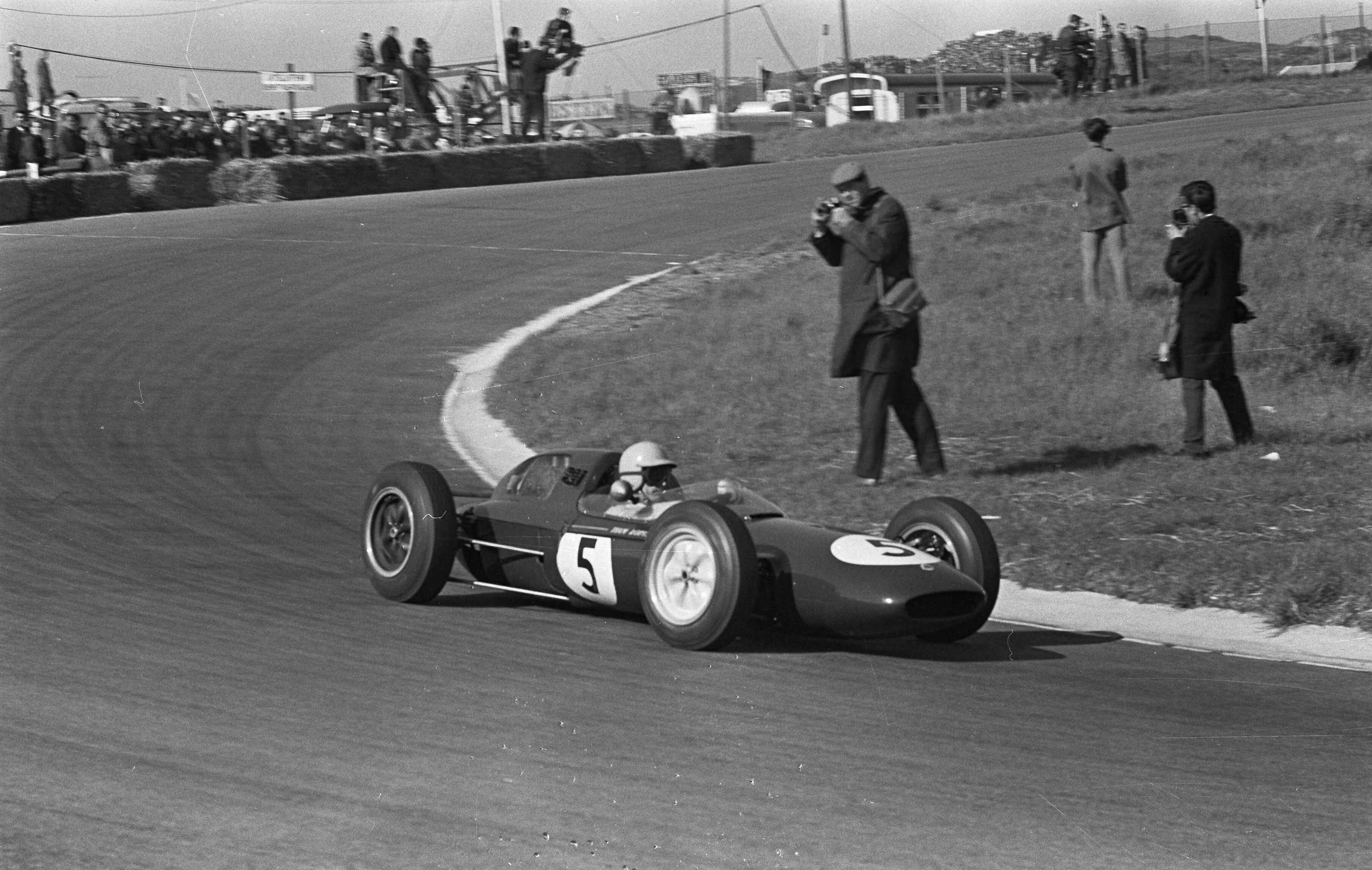 Grand Prix Zandvoort 1962 — Grand Prix van Zandvoort. Trevor Taylor (5, Lotus-Climax) — Foto: Bilsen, Joop van / Anefo. Licentie: Set B: Rechtenvrij / Publiek Domein. Bron: Nationaal Archief. http://hdl.handle.net/10648/aa0960de-d0b4-102d-bcf8-003048976d84