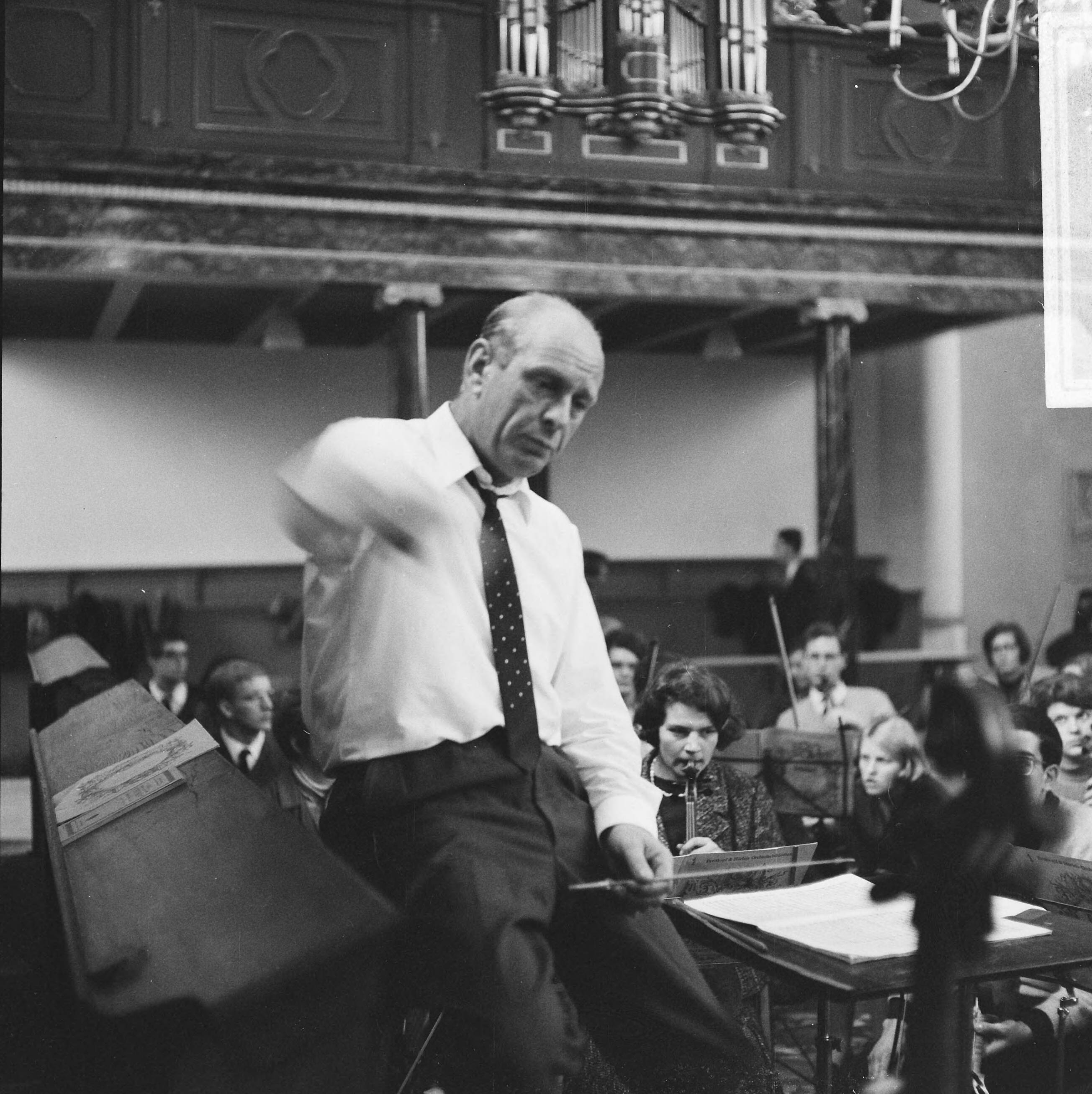 Fotocollectie Anefo — Nederlands Studenten Orkest in Bergen, Noord-Holland — Foto: Kroon, Ron / Anefo. Licentie: Set B: Rechtenvrij / Publiek Domein. Bron: Nationaal Archief. http://hdl.handle.net/10648/aad4feba-d0b4-102d-bcf8-003048976d84
