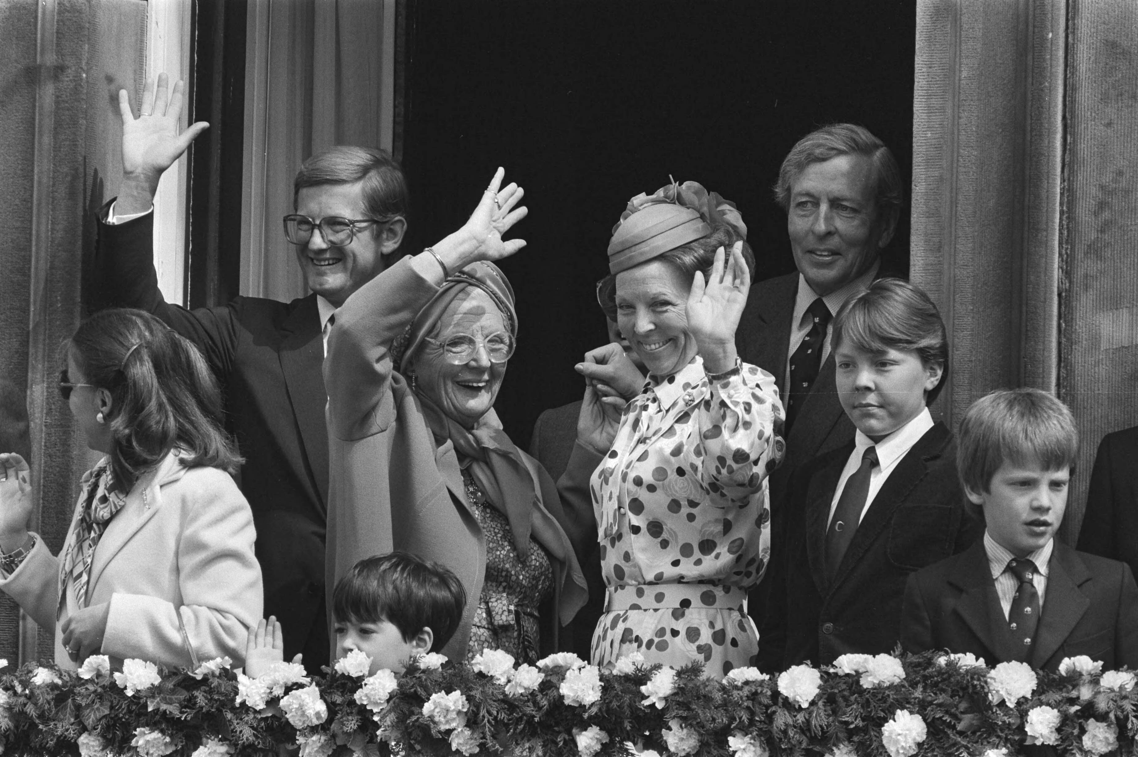 Fotocollectie Anefo — Koninginnedag 1984 in Den Haag ; Prinses Juliana en Koningin Beatrix hand in hand, zwaaiend tijdens balkonscene ( Lange Voorhout ) — Foto: Antonisse, Marcel / Anefo. Licentie: Set B: Rechtenvrij / Publiek Domein. Bron: Nationaal Archief. http://hdl.handle.net/10648/ad37ff90-d0b4-102d-bcf8-003048976d84