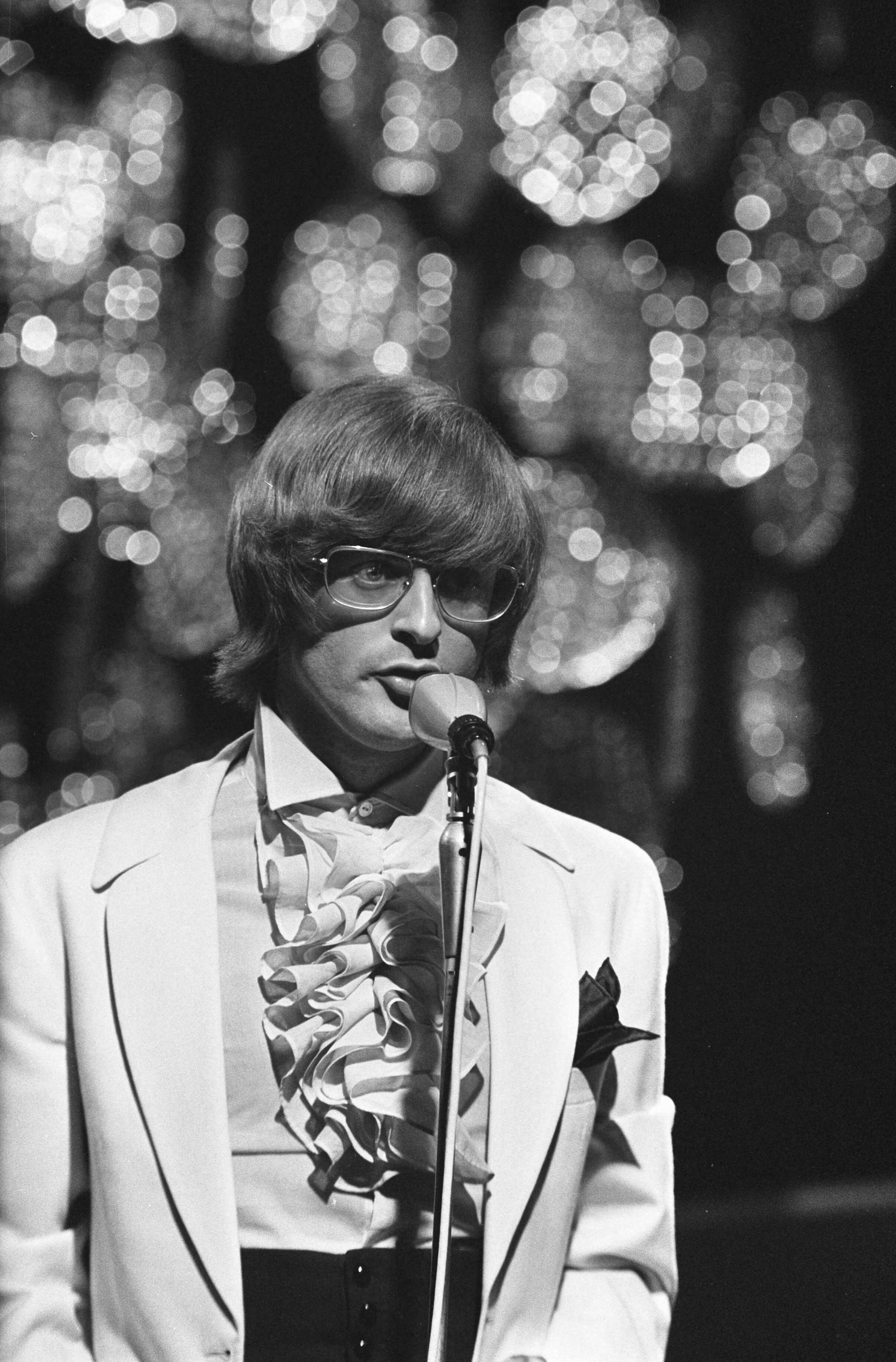 Fotocollectie Anefo — Nationale finale van het Eurovisie Songfestival in Scheveningen nr. 7 : Patricia, nr. 15 , 16: ?, nr. 17 : Dave — Foto: Koch, Eric / Anefo. Licentie: Set B: Rechtenvrij / Publiek Domein. Bron: Nationaal Archief. http://hdl.handle.net/10648/ab6008ca-d0b4-102d-bcf8-003048976d84